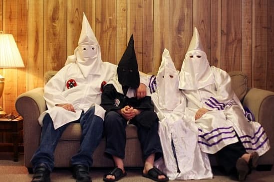 美國極右翼白人至上主義組織「三K黨」(Ku Klux Klan,KKK)招牌的尖頭連帽罩袍。(翻攝自人民網)