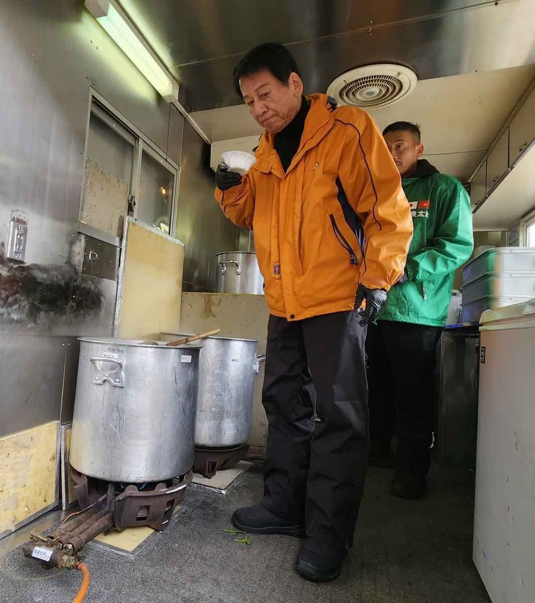 杉良太郎親自準備食材到災區料理,連續三天提供不同餐點。(翻攝自《產經體育報》)