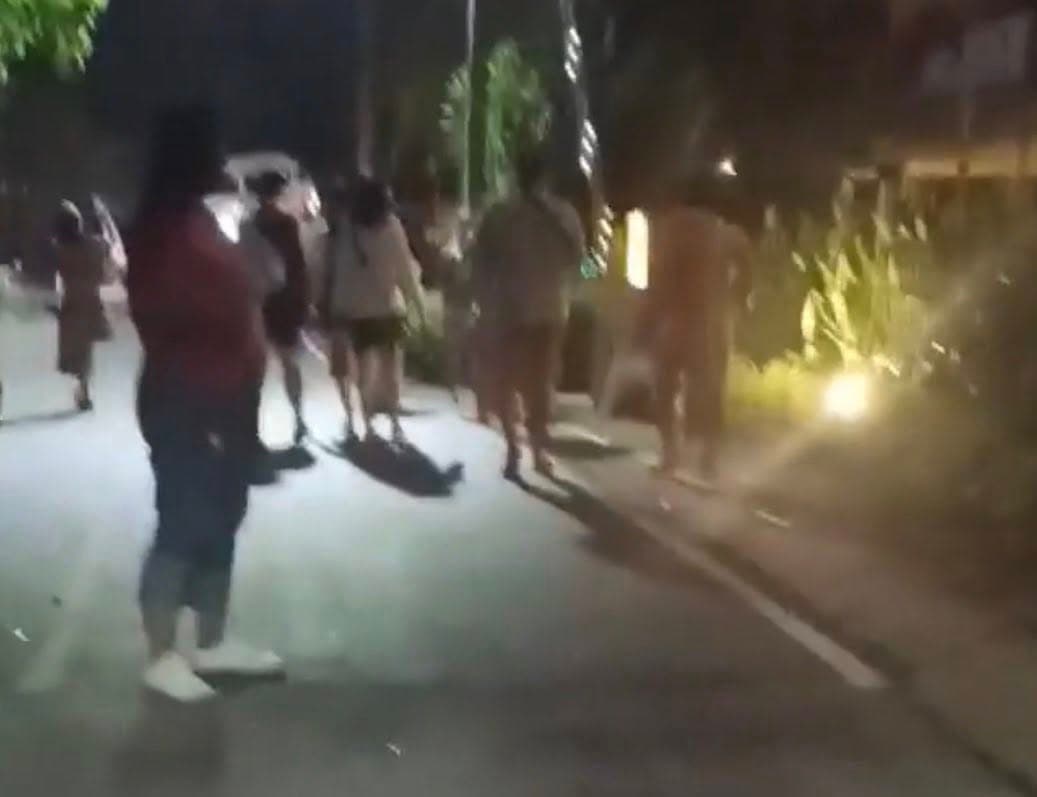 外國遊客在普吉島裸體逛大街引發議論。(翻攝自Phuket Times)