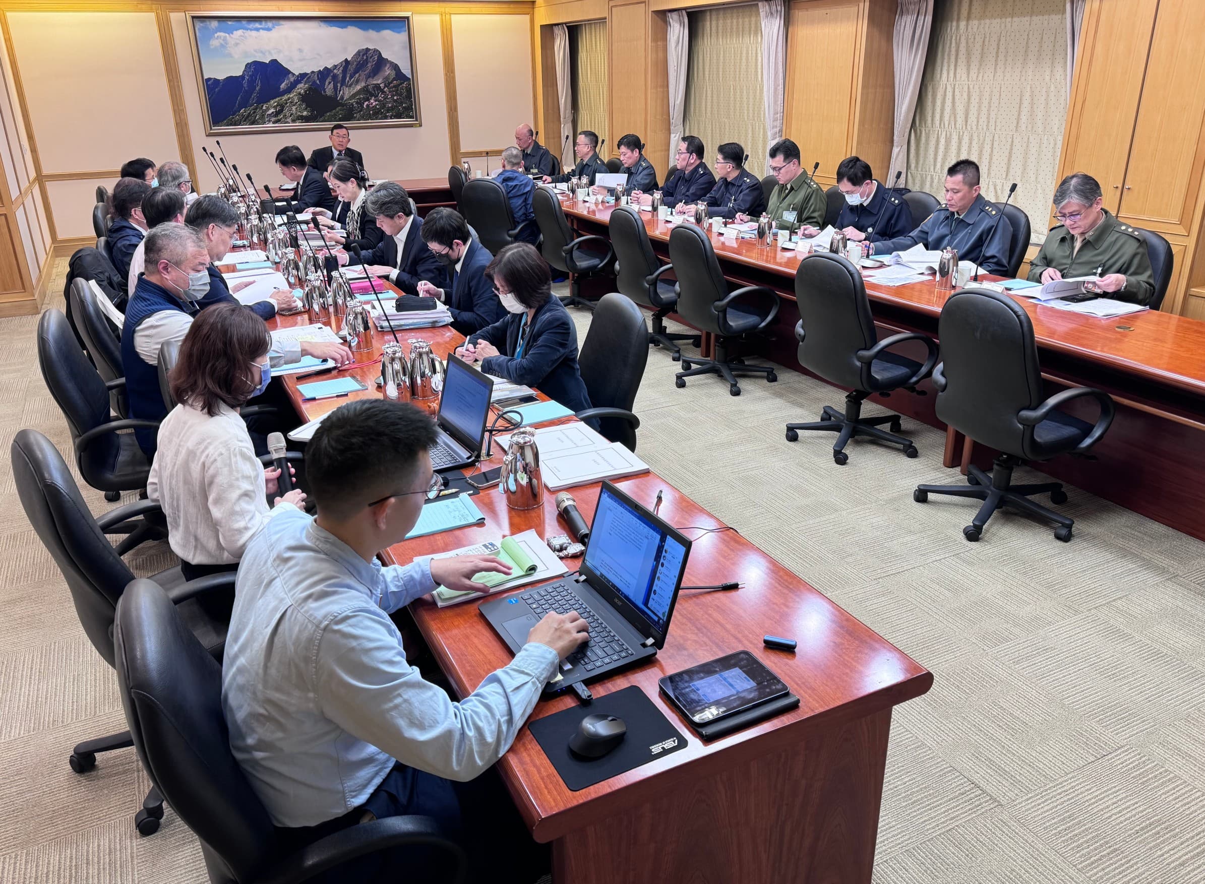 最高檢召開檢察與軍事機關業務協調會議,由檢察總長邢泰釗主持,會中達成多項共識,強化雙方交流。(高檢提供)