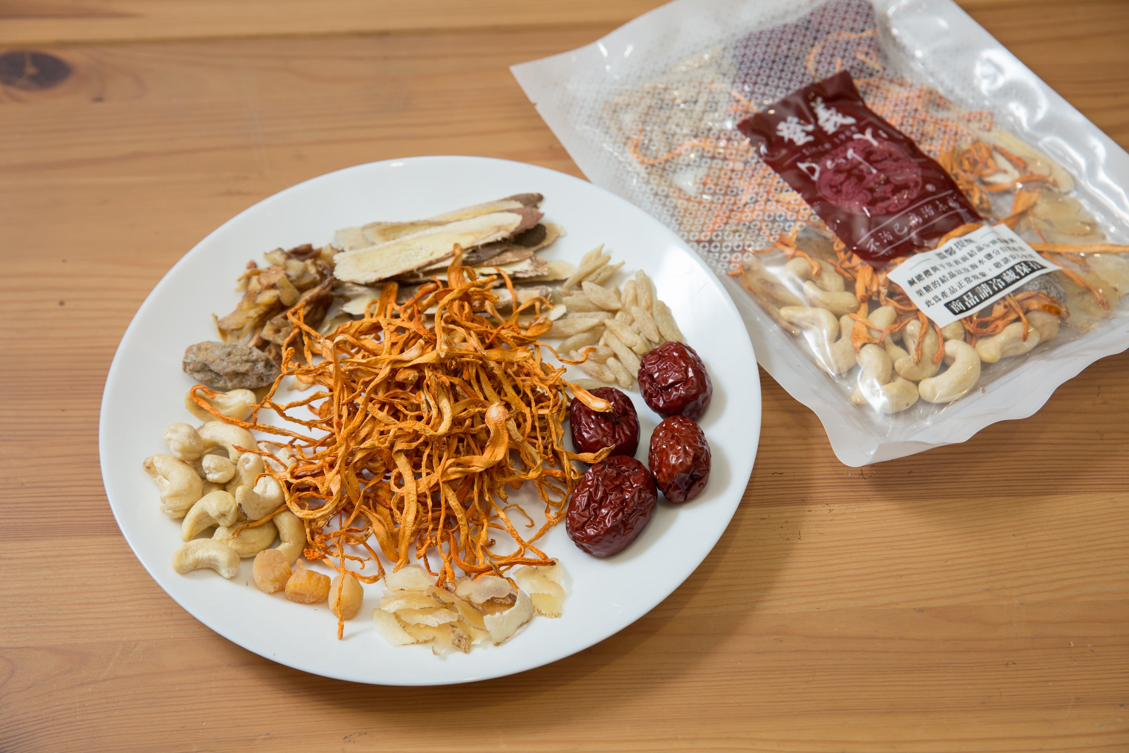 為了讓客人能瞭解中藥,看見品質,登義將包裝改為透明真空,冷藏保存。