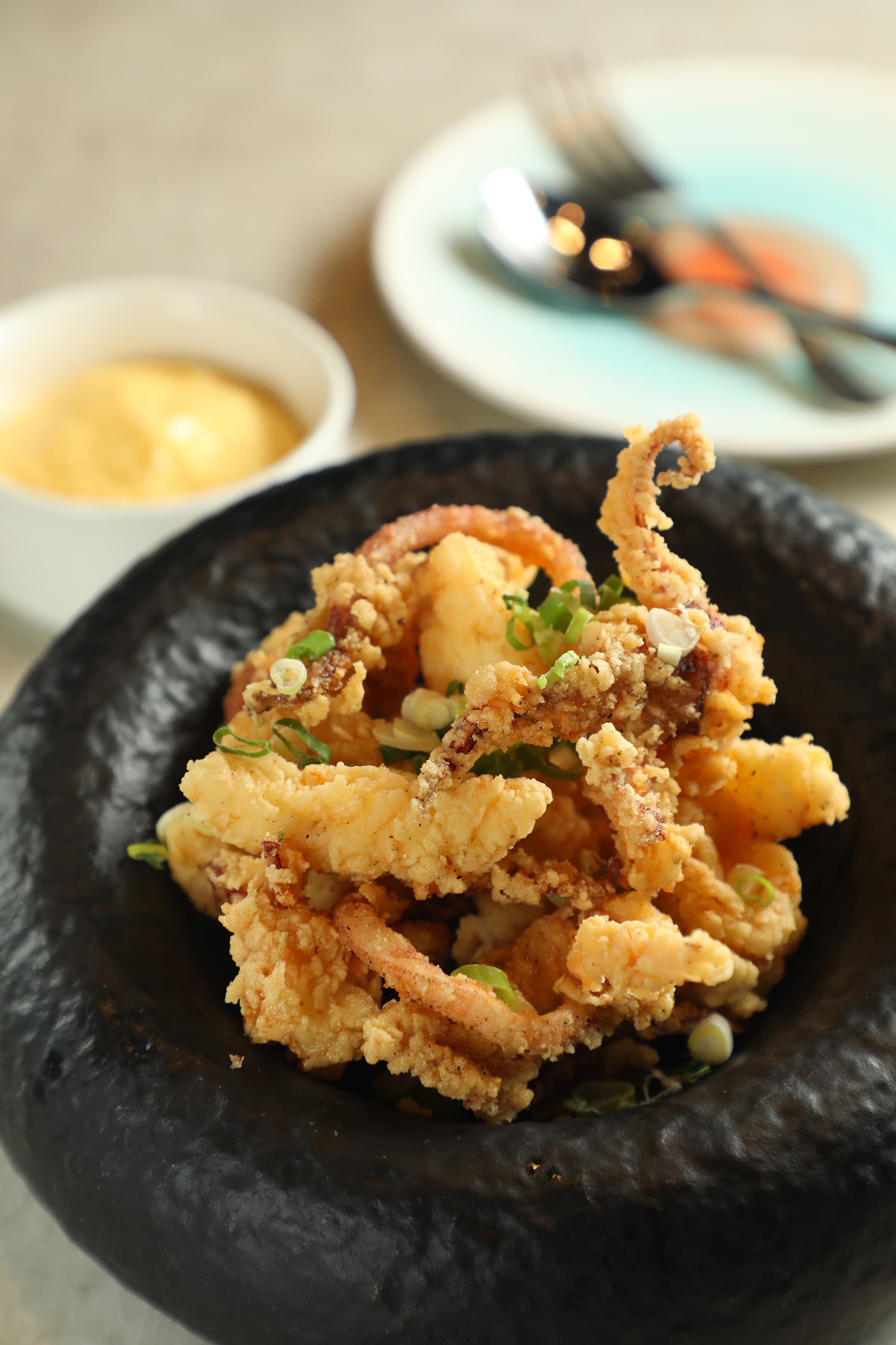 主廚將下酒菜「辣魷魚」搭配丘比蛋黃醬,相當開胃。(港幣150元/份)