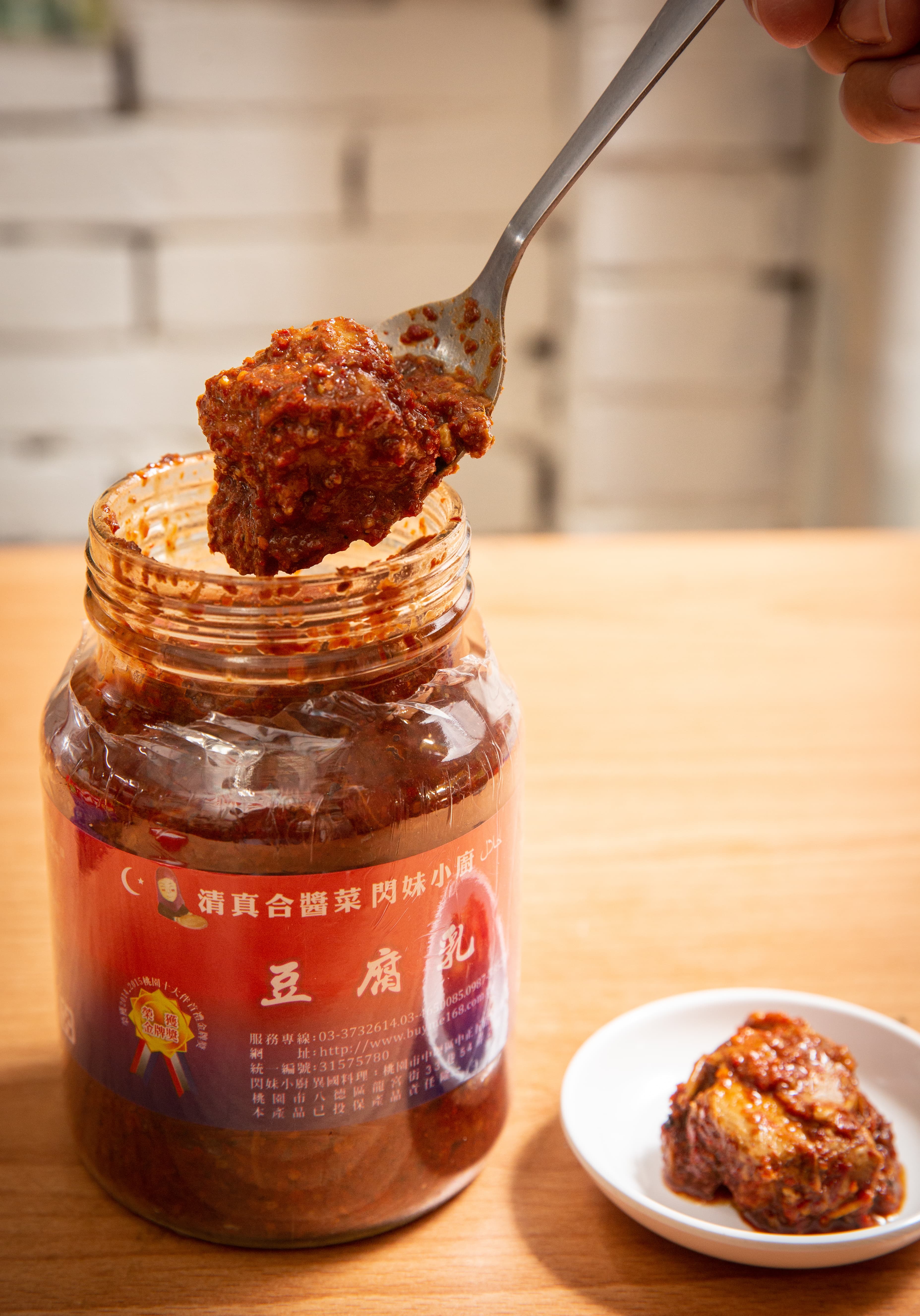 自然發酵的豆腐乳入口鹹香偏辣,還有茴香、八角等配料的香氣,相當下飯。(200元/罐)