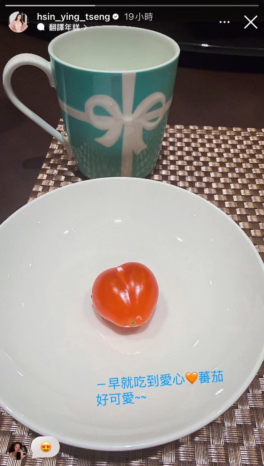 曾馨瑩曬出愛心小番茄早餐,背景出現Tiffany & Co.馬克杯。(翻攝hsin_ying_tseng IG)