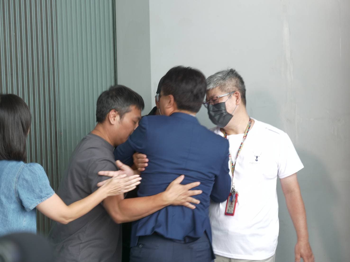 卓伯源今天突然出現在現場,且試圖要進去但卻被阻擋。(鏡報劉耀勻攝)