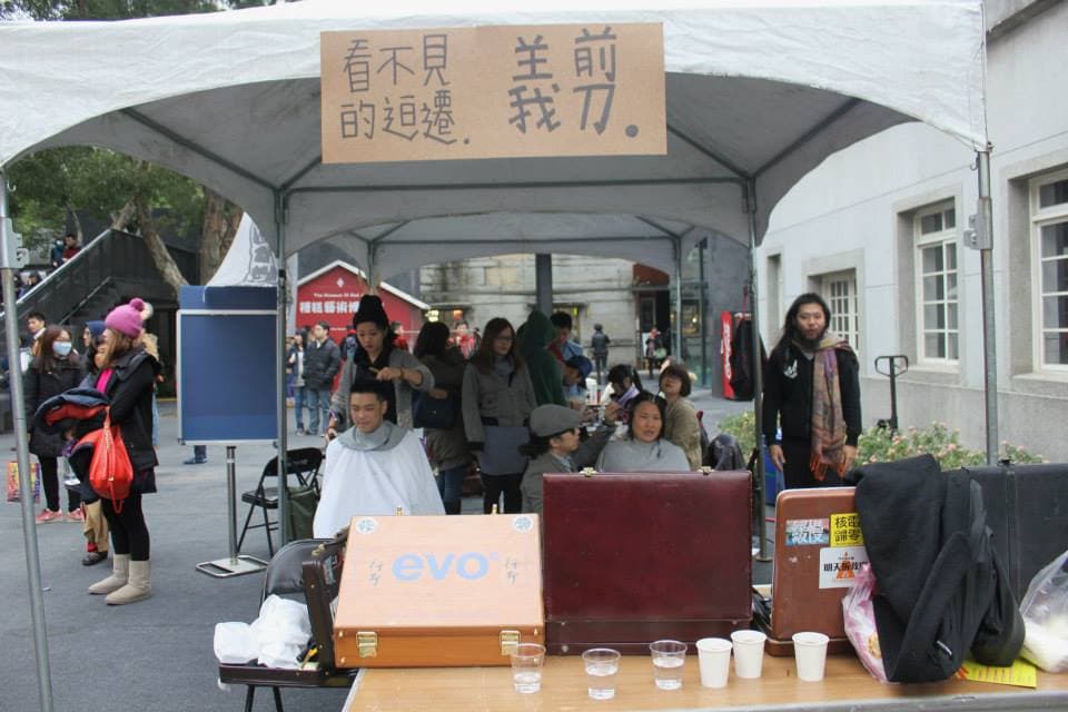 行者曾跑遍全台進行義剪。這是2013年為流浪狗募款的義剪活動。(行者提供)