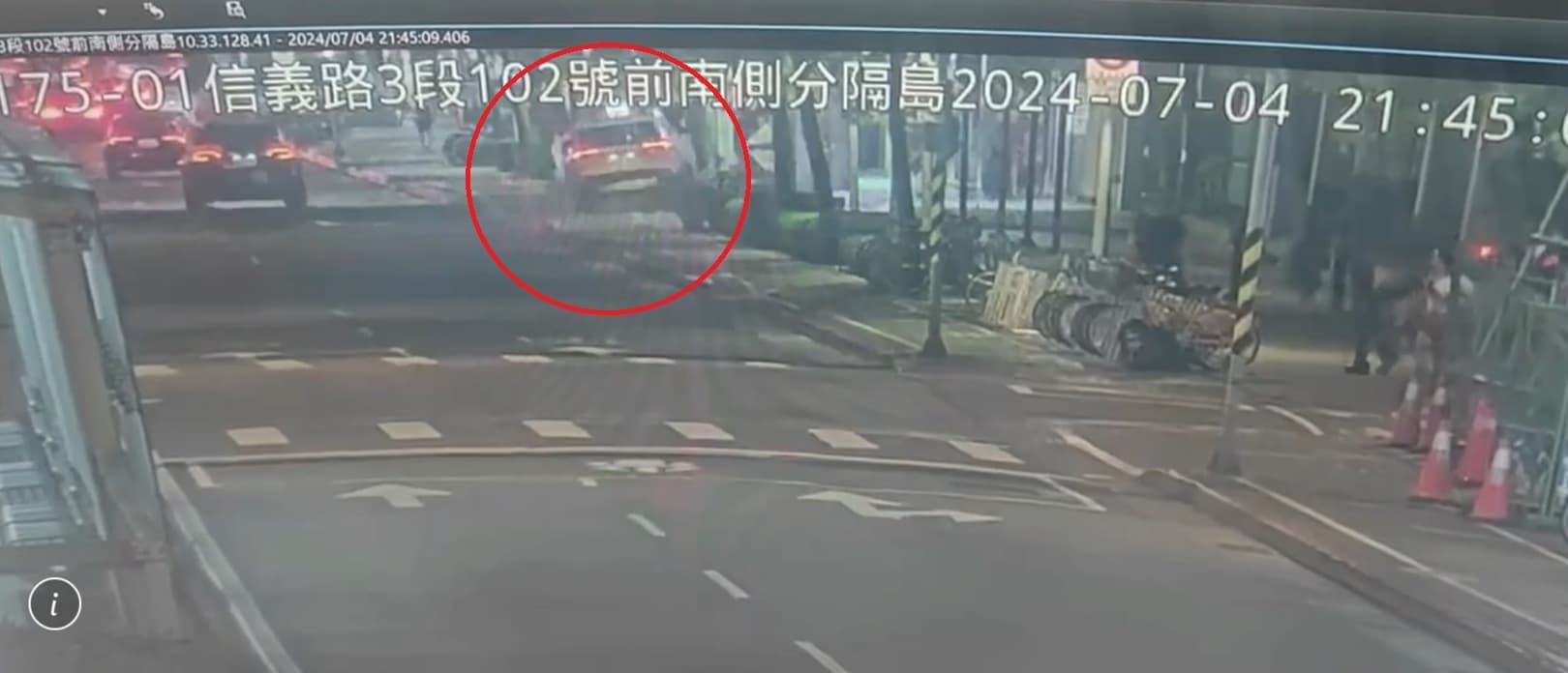 警調閱監視器,發現范男駕車突然向右偏移車道,直衝上人行道。(翻攝畫面)