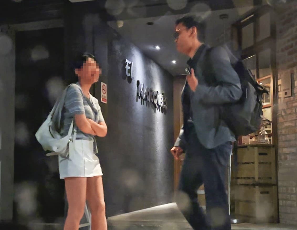 4/30,21:50,張軒銘(右)、吳女(左)在餐廳門口有說有笑,邊等多元計程車。