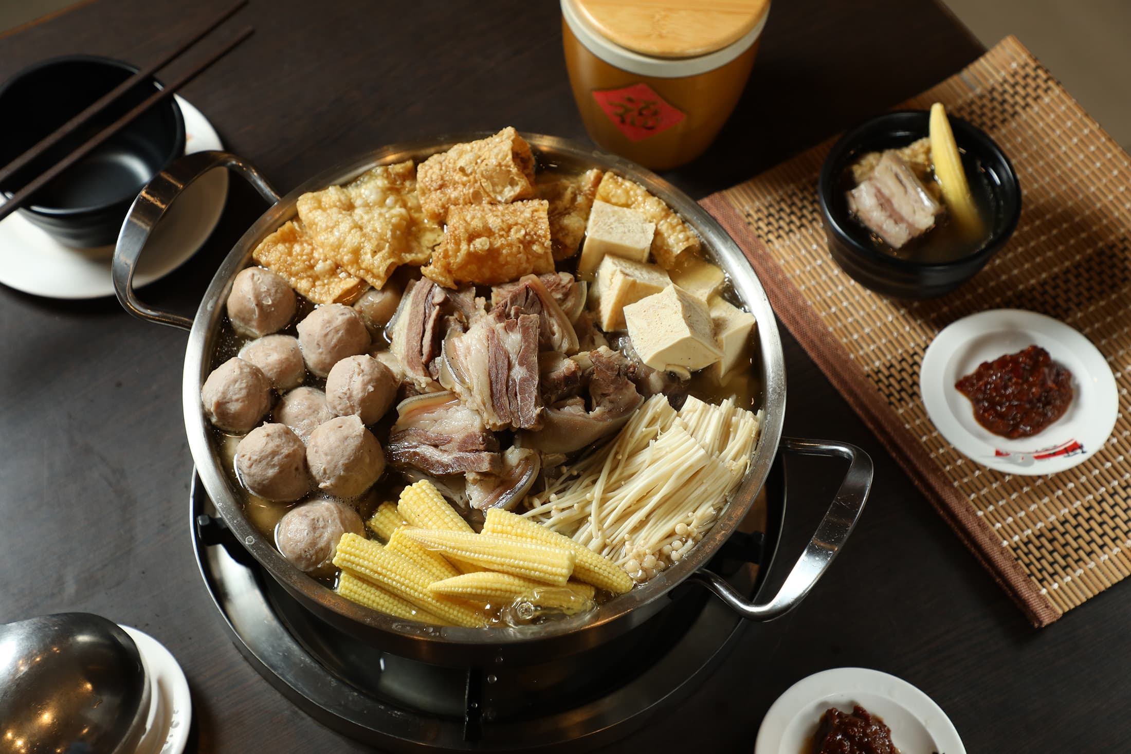阿忠的「年菜組合餐」能吃到多款蔬菜與羊肉丸。(1,888元/份、約3~5人份)