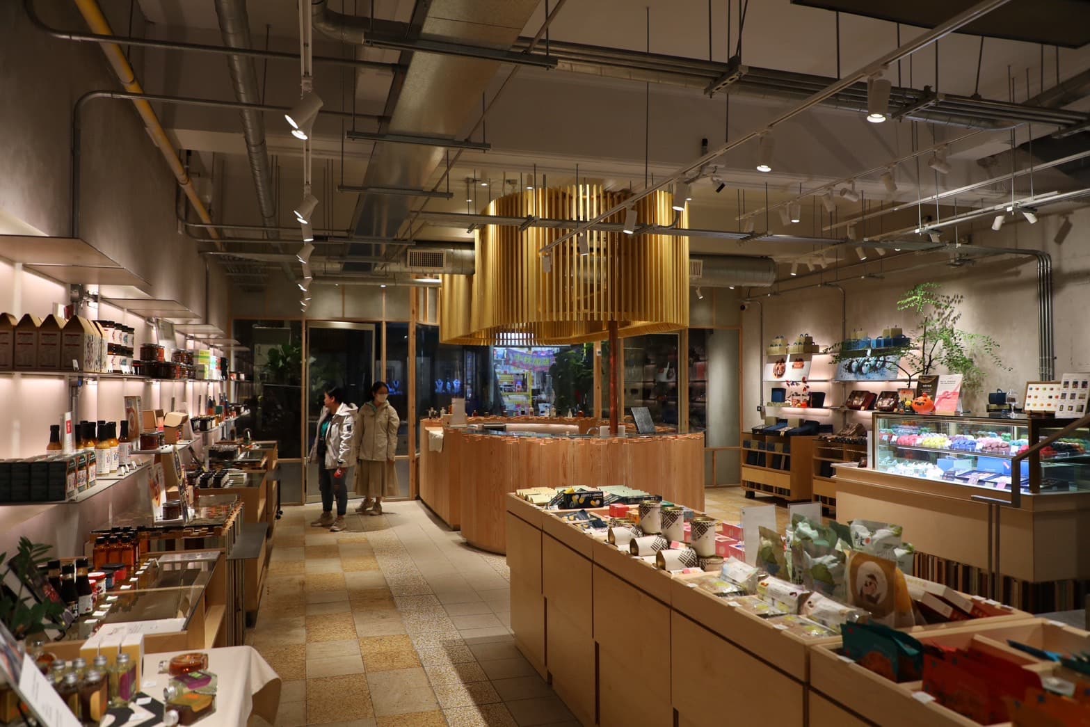 或者新州屋一樓的櫥窗以以「框景」為概念,圓拱造型與暖黃燈光令人很難不聚焦。