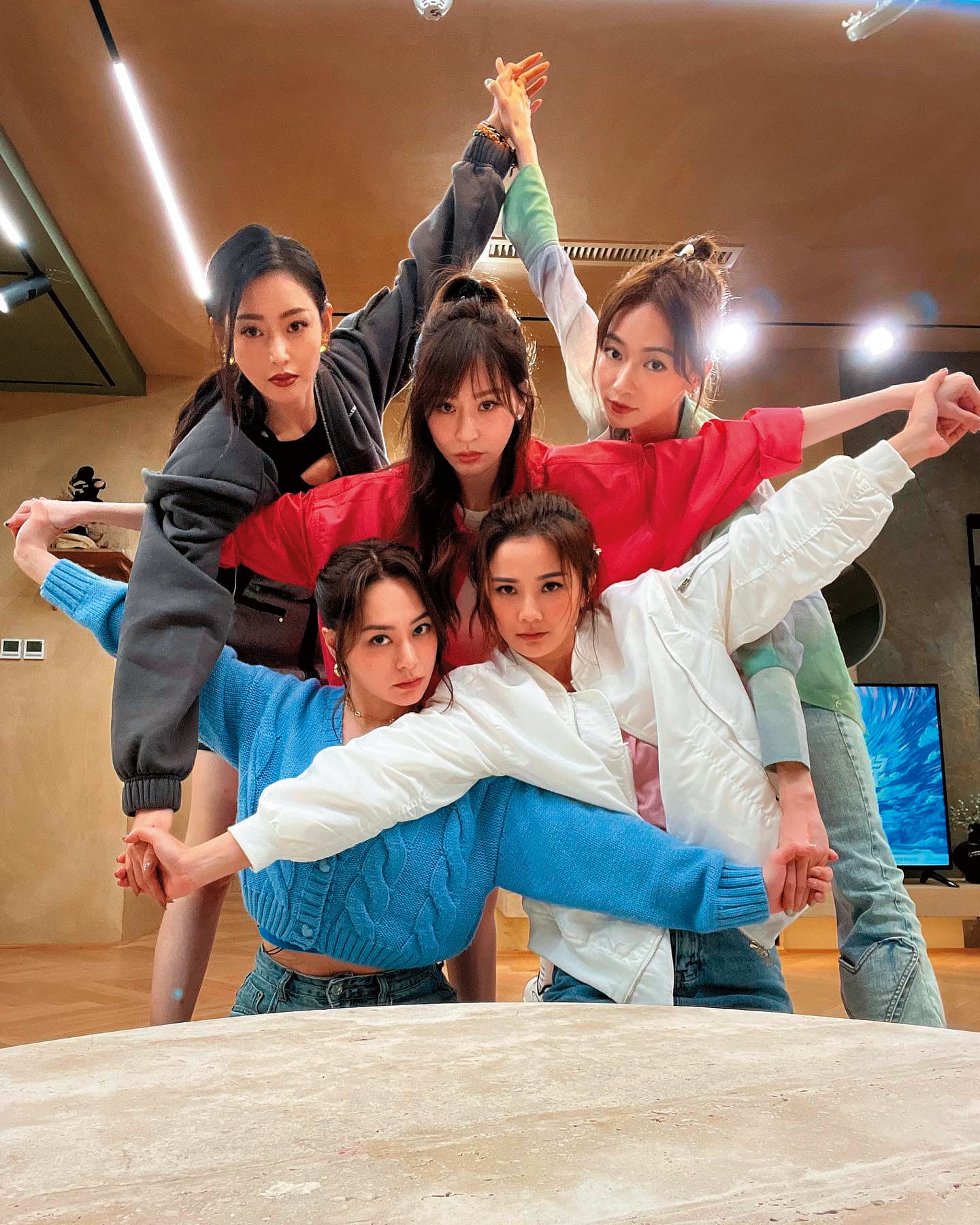 王心凌(後排中)參加《乘風破浪》第三季,與阿嬌、阿Sa等人組成戰隊,讓她嘗到了再走紅的滋味,但私下感情這塊沒了。(翻攝自王心凌臉書)