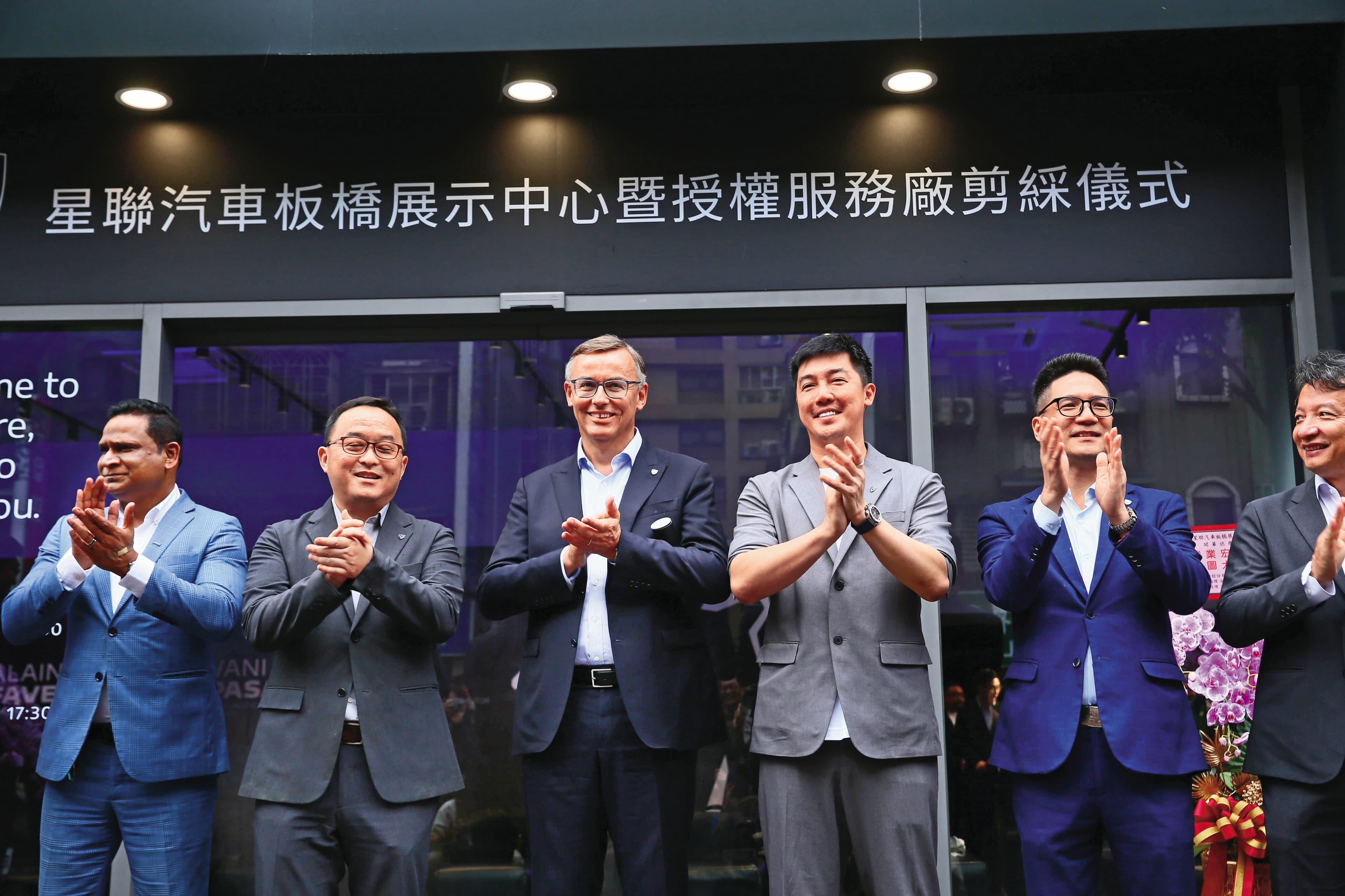 Peugeot在台刷新銷售紀錄,Peugeot全球執行長費維(左三)特地造訪台灣表達激賞。
