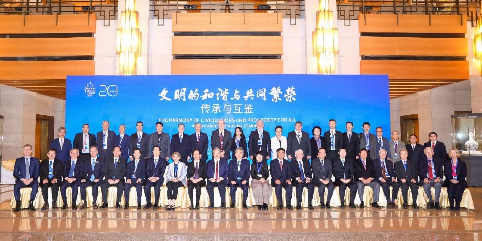 論壇閉幕前,主辦單位邀請近40人在大會背板前拍攝大合照,蕭旭岑也站在後排參與合影(後排左5)。(翻攝自北京大學新聞網)