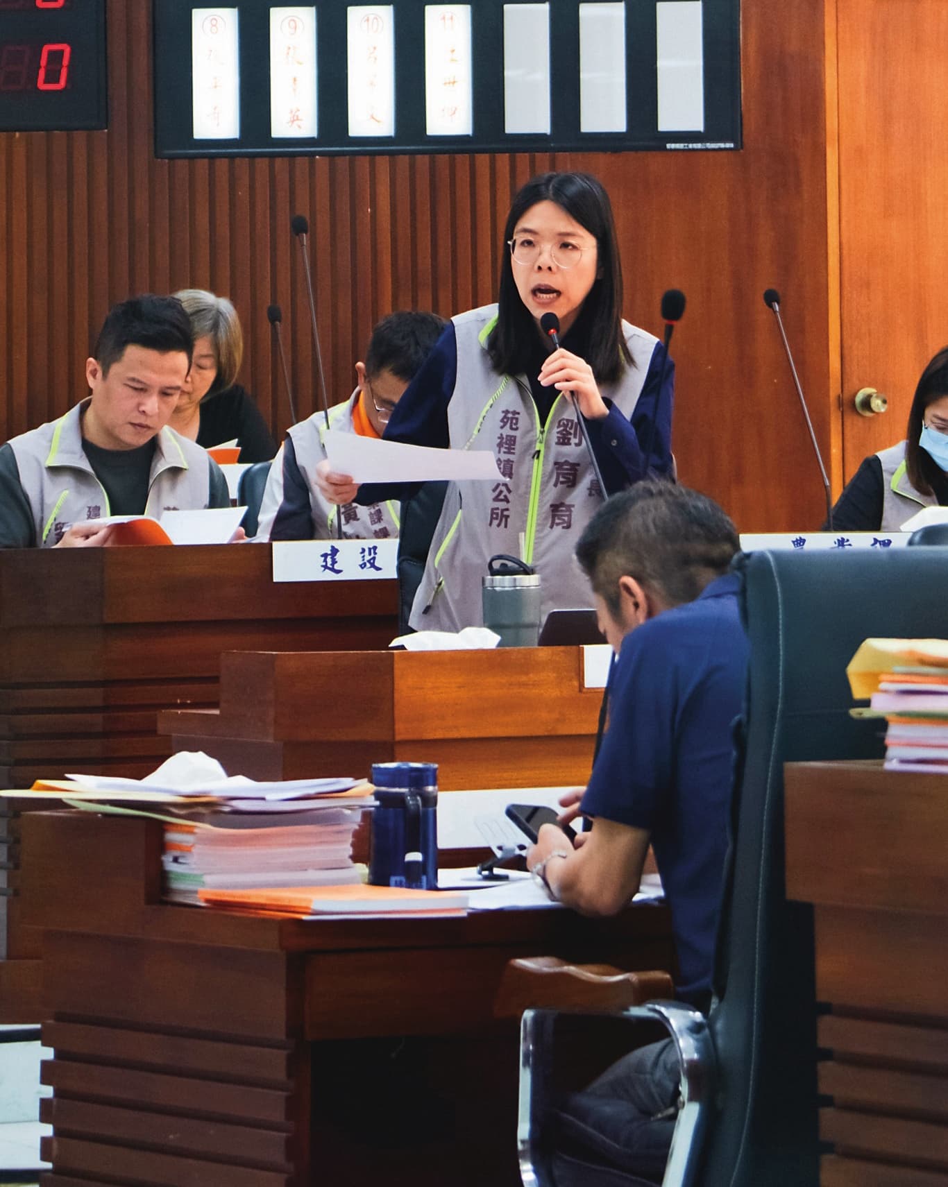 劉育育(中)在會議上接受鎮民代表質詢。(翻攝苑裡鎮長劉育育臉書)