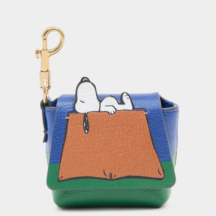 Snoopy Camping in Monday耳機包。NT$14,580(CLUB DESIGNER提供)