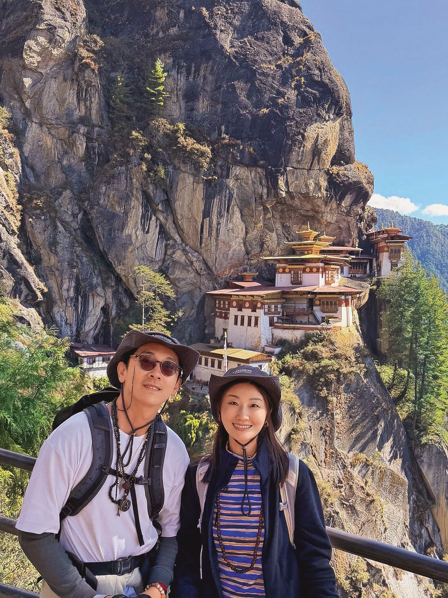 施名帥(左)和老婆朱芷瑩篤信藏傳佛教,去年底一起去不丹旅行,淨化心靈。(翻攝自朱芷瑩IG)