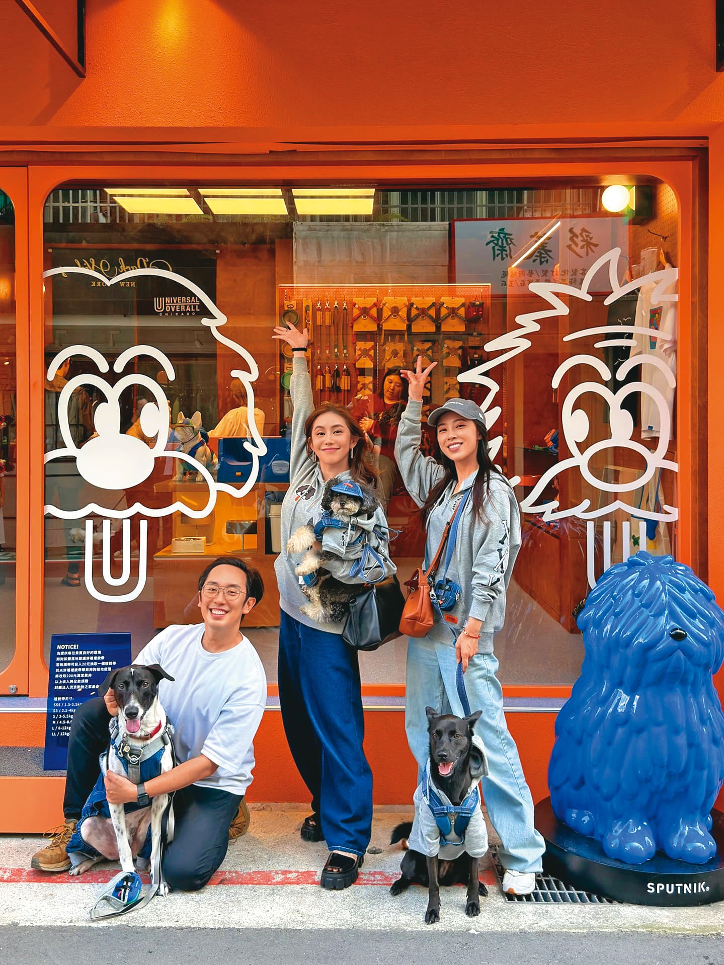 勇兔(右)對愛犬七辣十分疼愛,不用開工的日子,一定把七辣帶在身邊,一人一狗上山下海四處玩。中為王宇婕。(翻攝自勇兔IG)