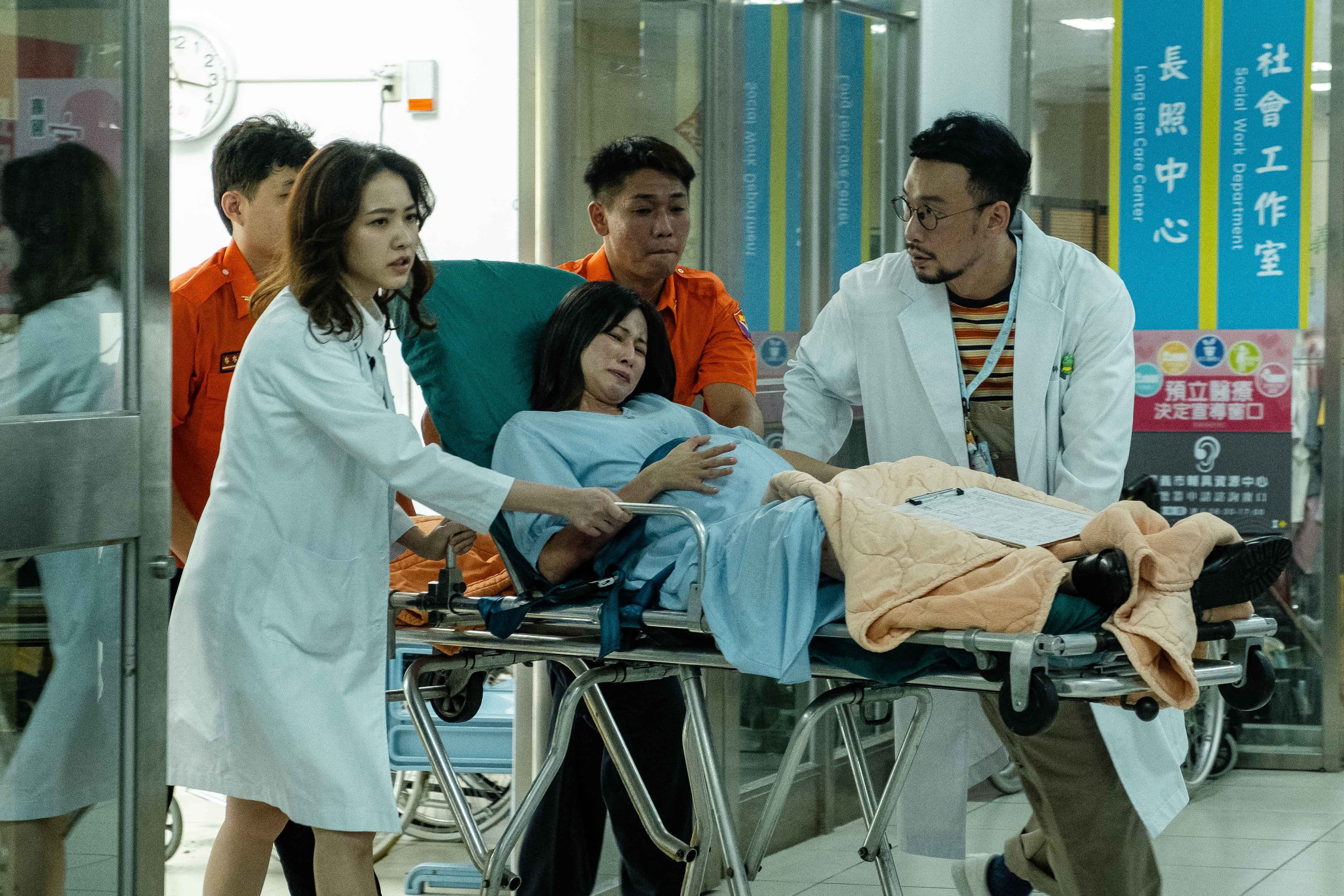 《生命捕手》林玟誼(左二)、邱永騰(右一)飾演專業醫生,竭盡心力救治病患。(東森提供)