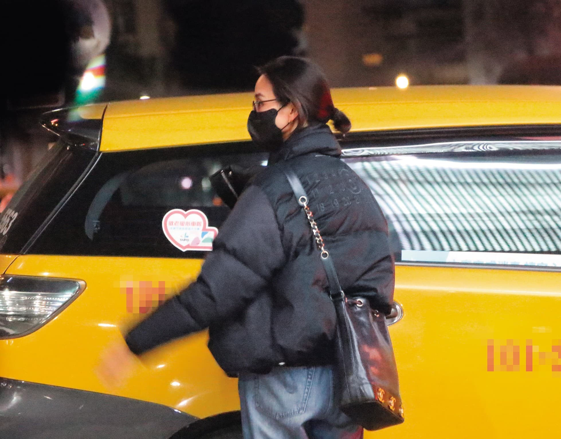 12/27 02:32 東西交接完畢,張鈞甯連對方車窗都還沒搖上,就快步走去搭另一輛小黃。