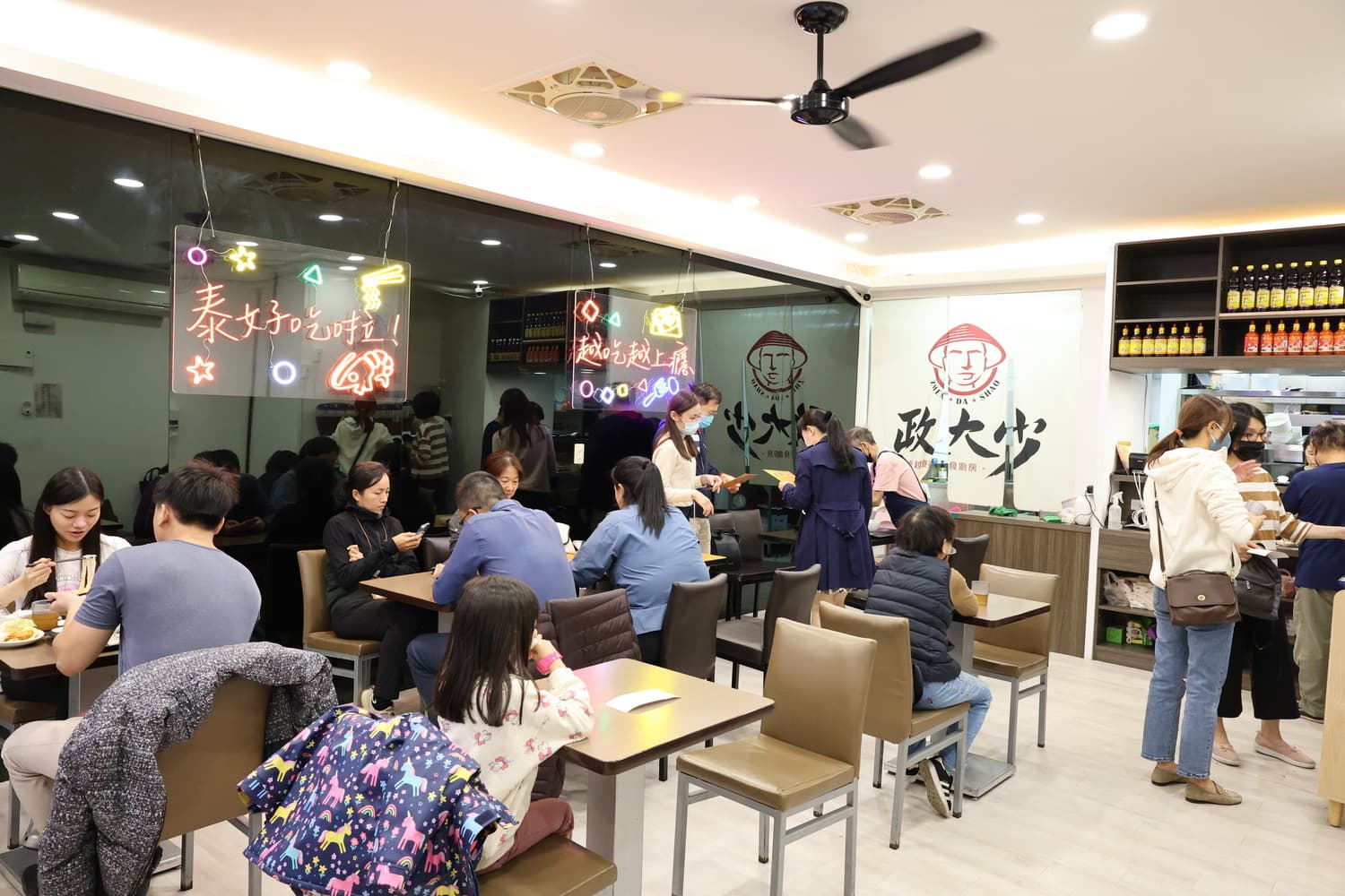 每到用餐時間,客人絡繹不絕的進來。