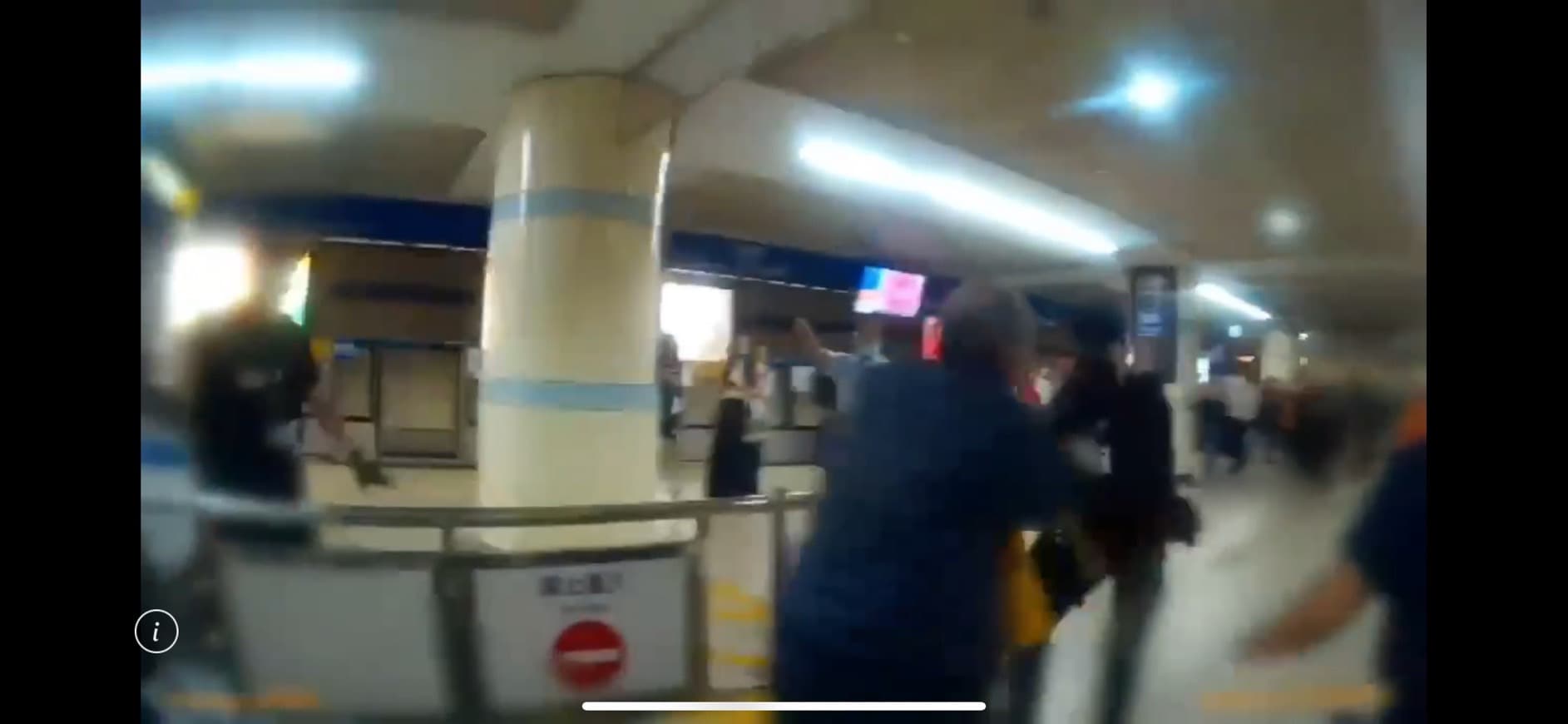 林男一度持刀向警方揮舞,警力隨即上前將他壓制逮捕。(翻攝畫面)