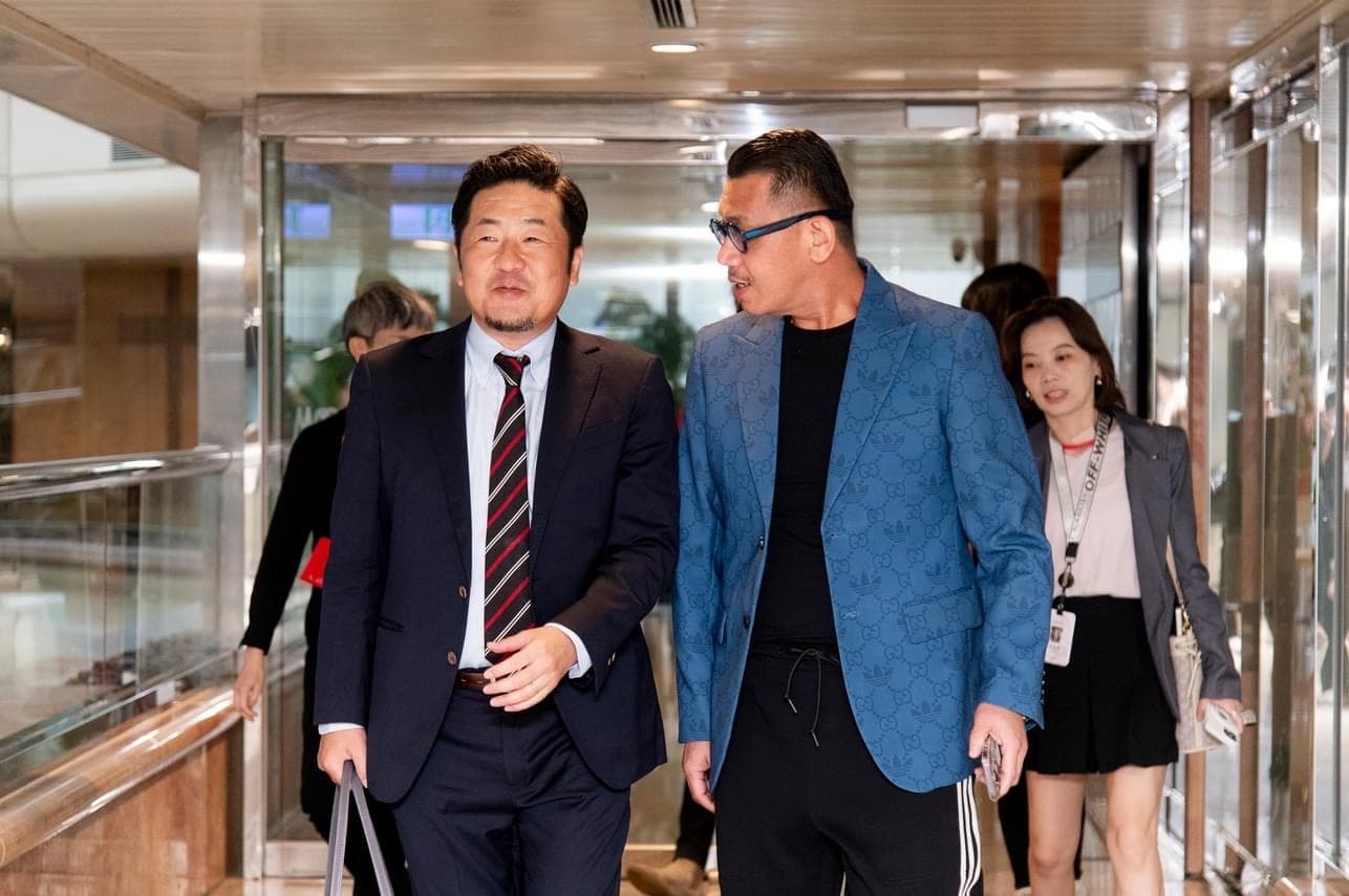 蔡嘉駿(右)與台灣角川董事長岩崎剛人(左)簽署3年投資10部臺灣作品的MOU。(文策院提供)