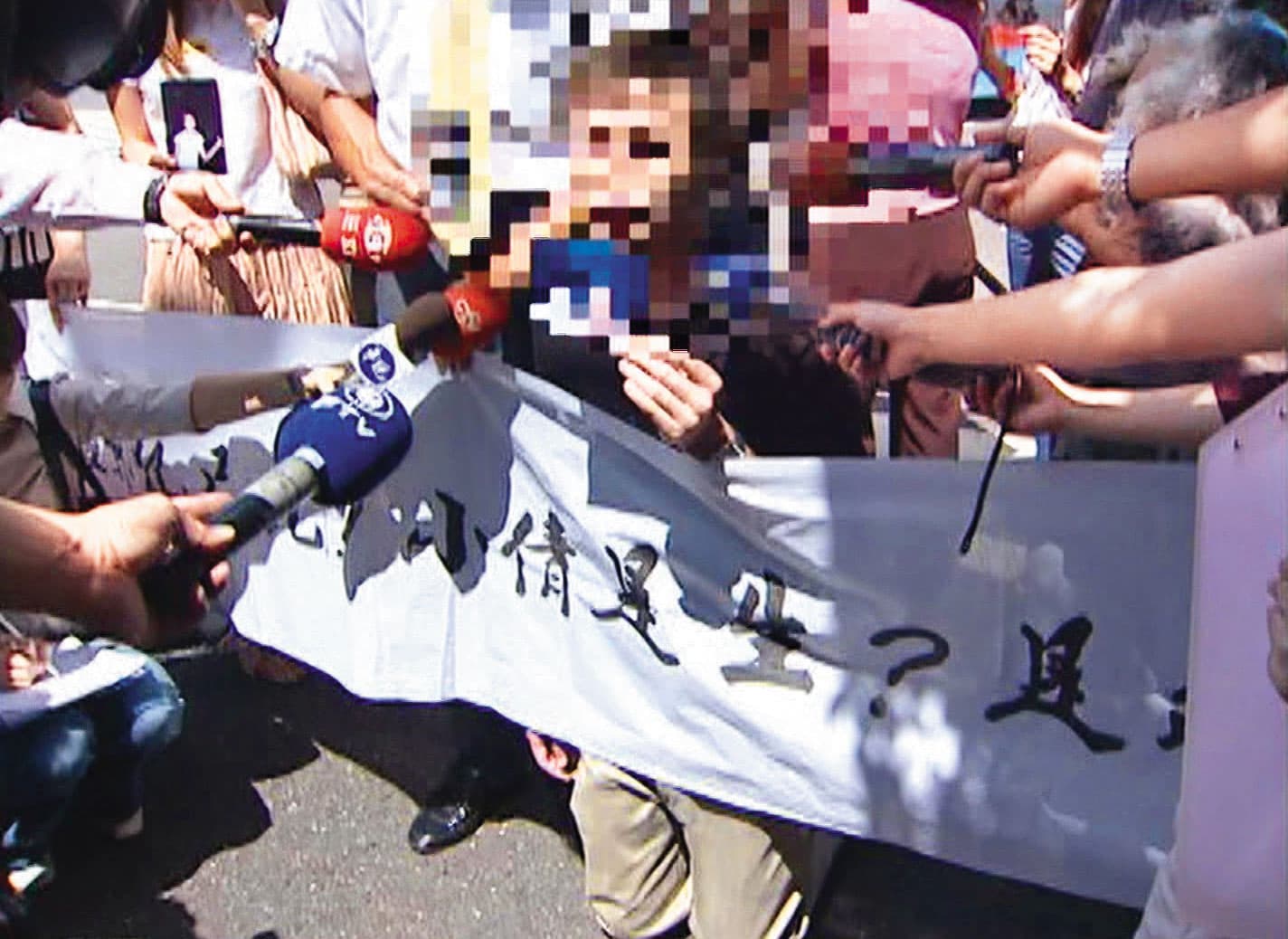 黃女家人拉起布條走上街頭,在媒體鏡頭前下跪哭喊求助。(東森新聞提供)