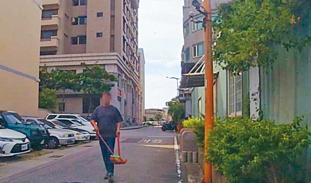 議會員工遭直擊上班時間到洪家打掃與修剪樹木。(讀者提供)