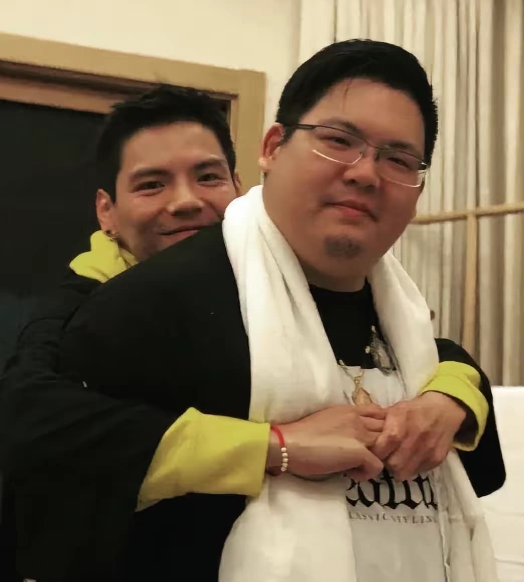 向佑從小覺得向太偏心哥哥向佐,但向太表示一視同仁,從來沒偏心過。(微博圖片)