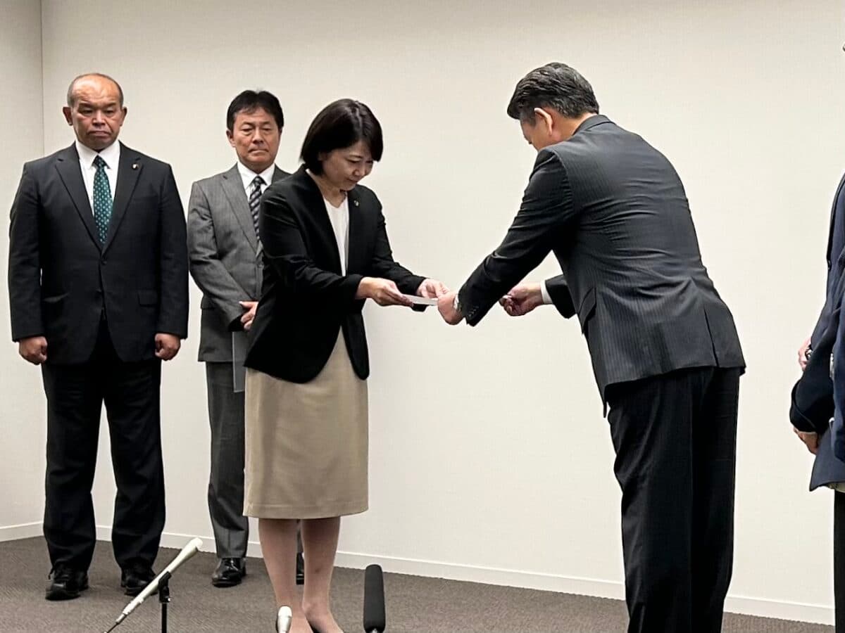 前橋市議會22日遞交「辭職請求書」,要求小川晶辭職下台、重新選舉。(翻攝自fmgunma.com)