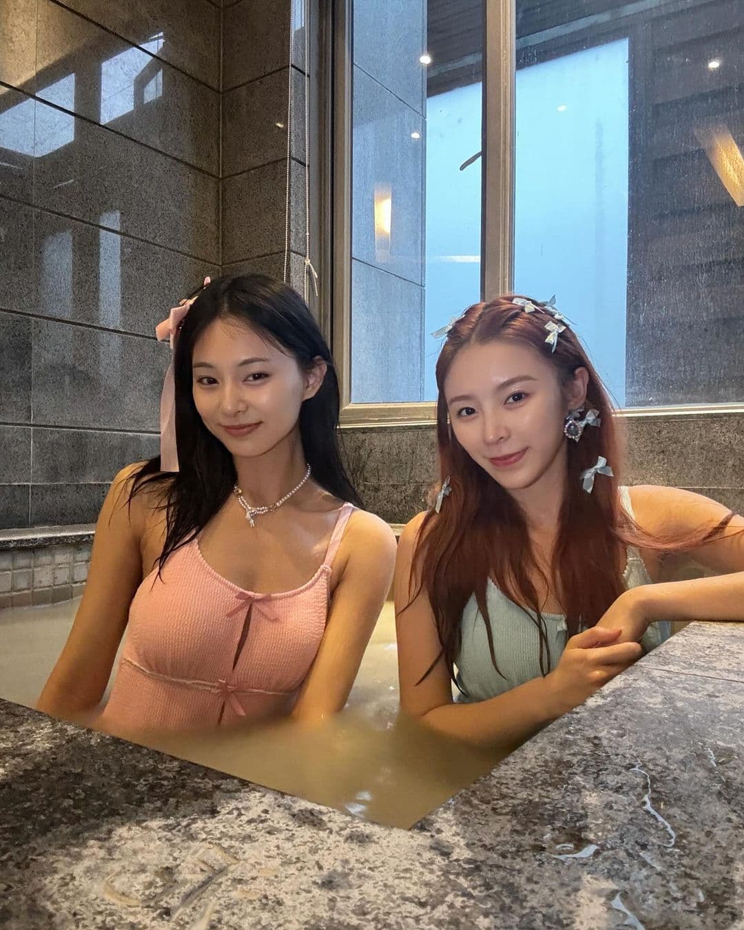 子瑜和ELKIE一起泡湯還穿姐妹款泳衣。(翻攝子瑜INS)