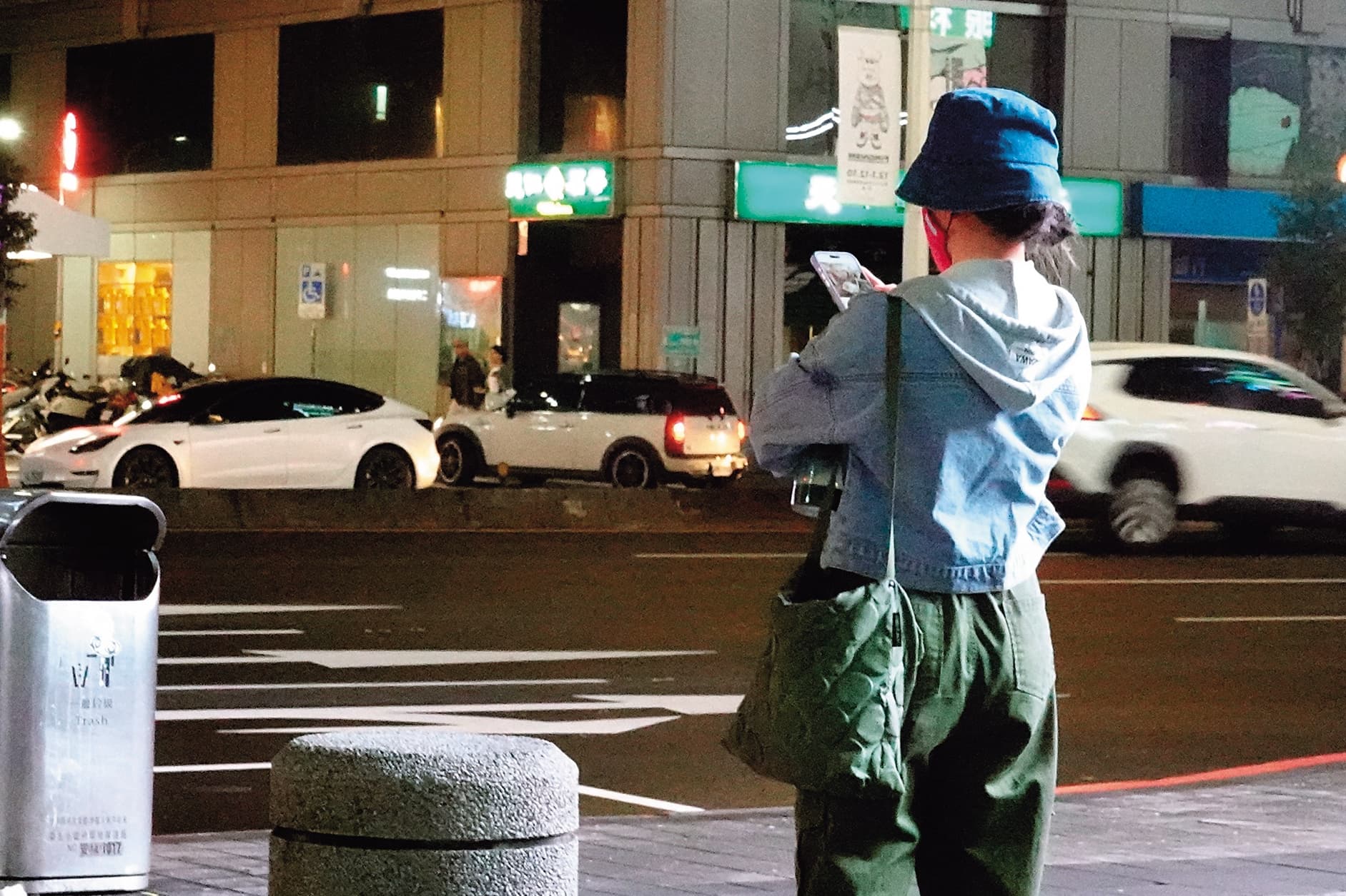 21:40 許藍方在公車站牌滑手機,滑著滑著動身前往買肉乾。