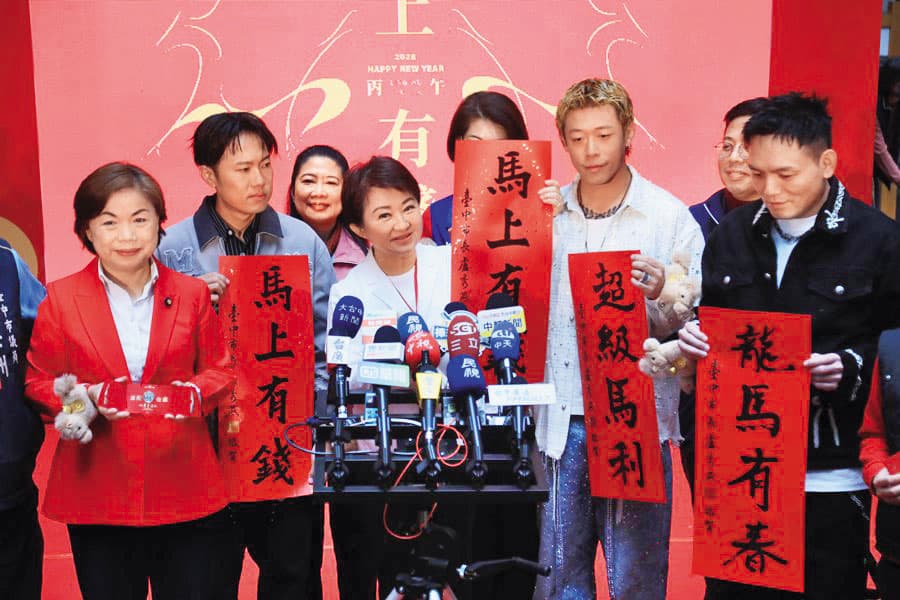 台中市長盧秀燕(左)馬年走春首站選定大里區,正是民進黨台中市長參選人、綠委何欣純的本命區。(中市府提供)