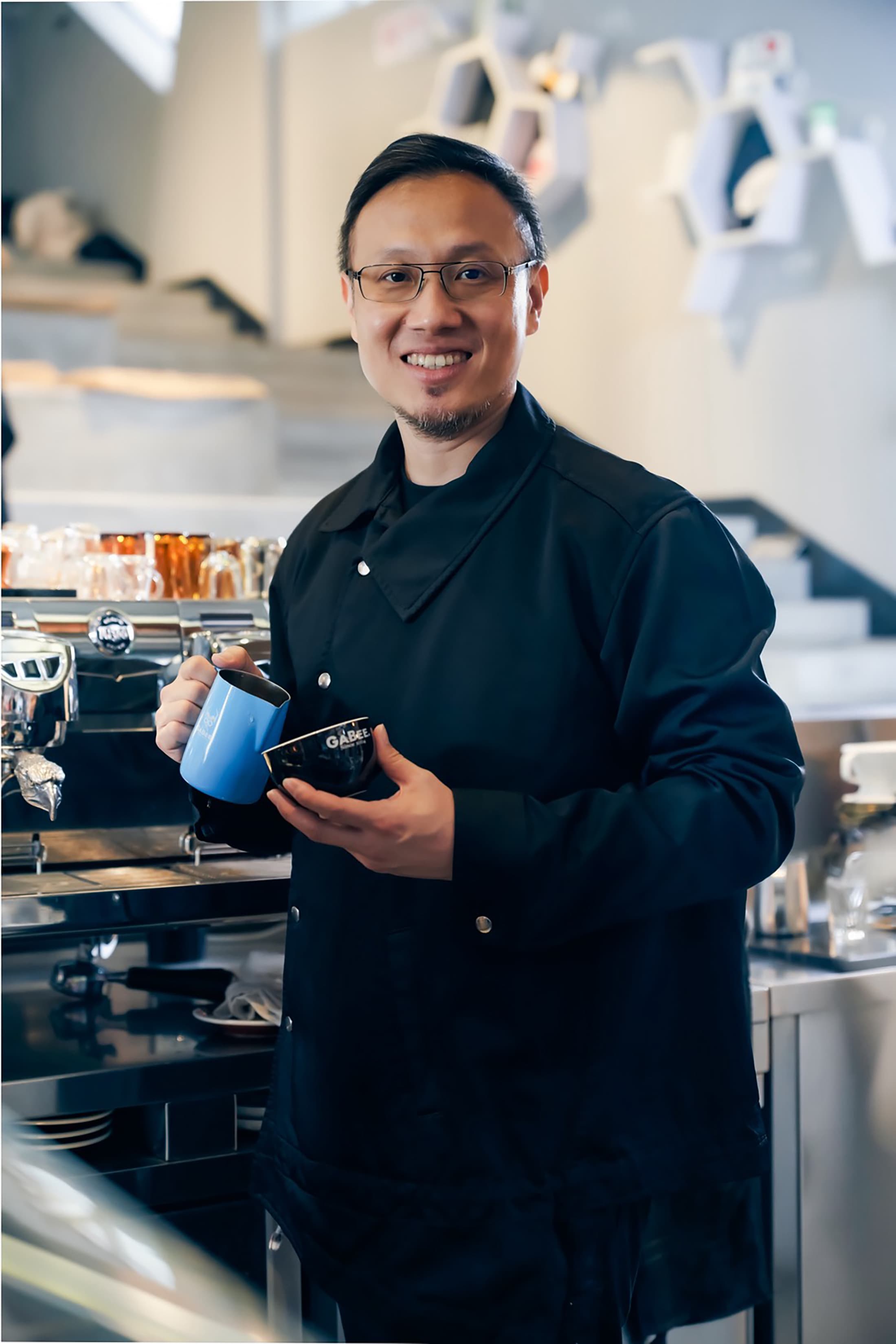 咖啡大師林東源挑戰風味邊界,首創「普洱茶咖」,將寶元紀珍稀普洱與咖啡花蜜、烈酒結合,開發出全新飲品面貌。(POUYUENJI寶元紀提供)