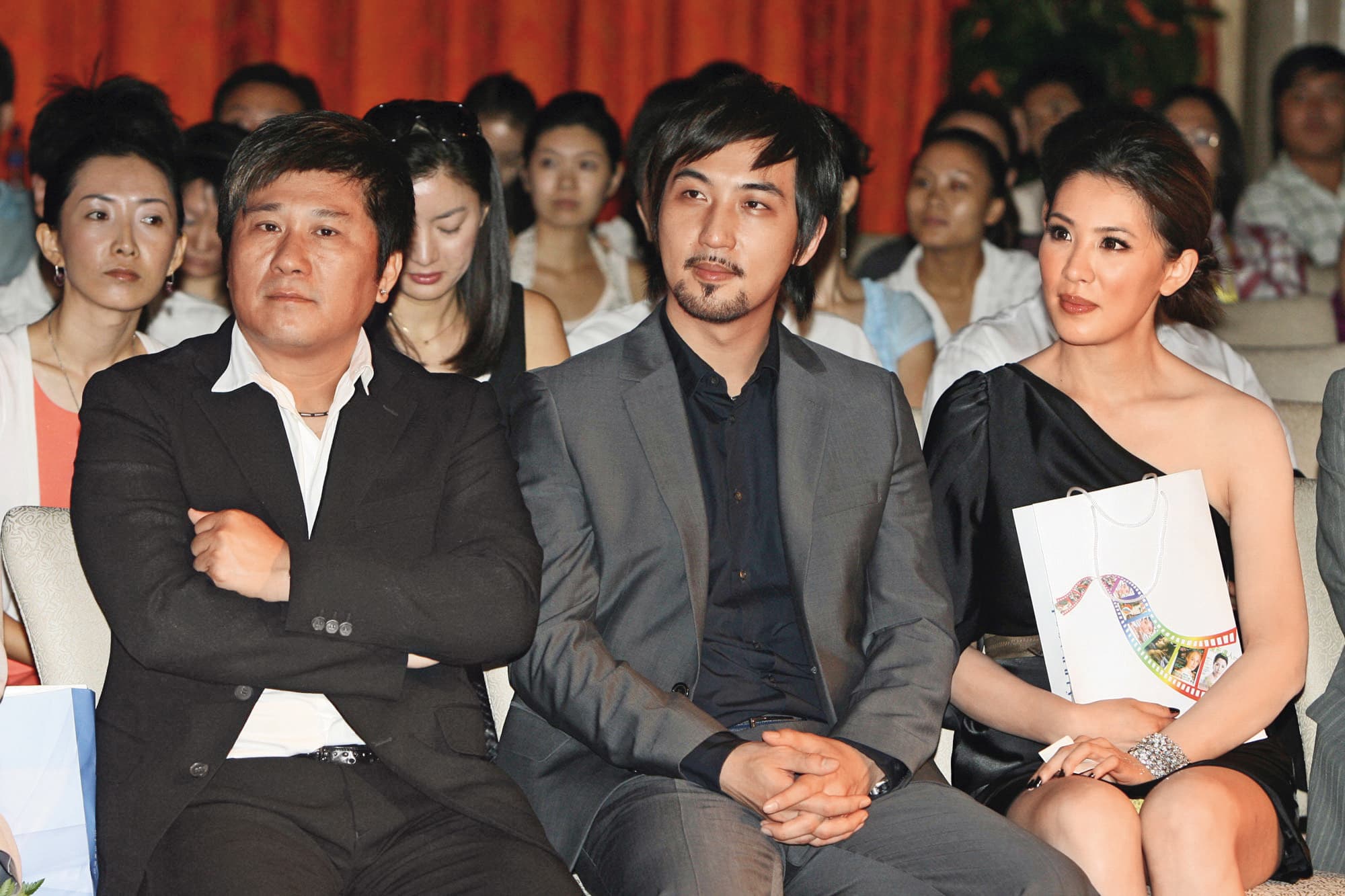 李進良(中)因為前妻小禎(右)、前岳父胡瓜(左)的關係,跟演藝圈關係良好。(東方IC)