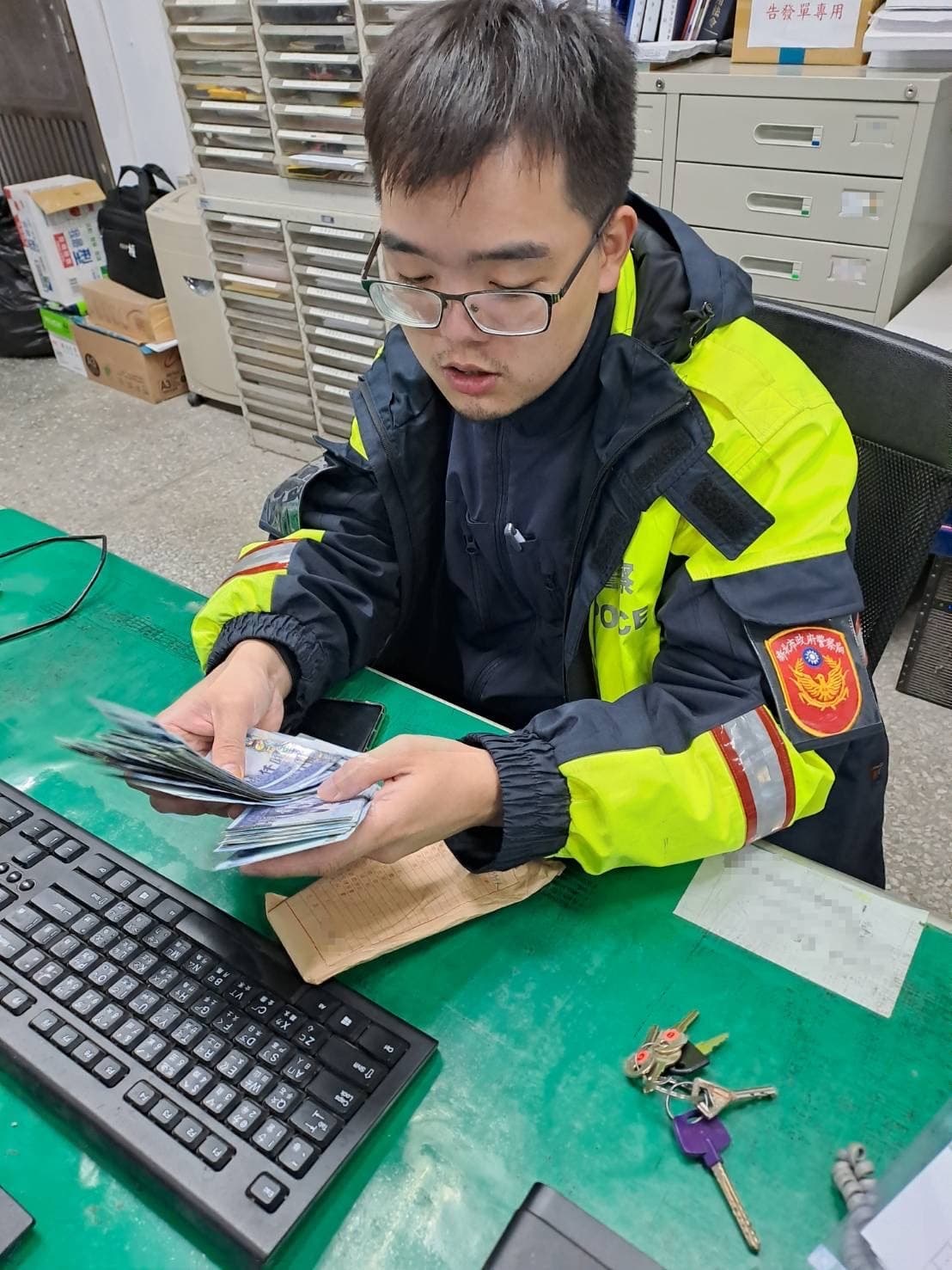 拾獲的薪資袋內裝有57張千元鈔。(新北環保局提供)