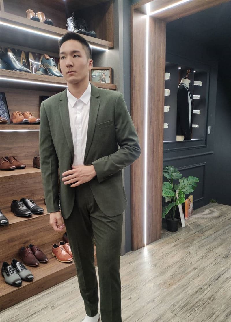 岑永康給兒子訂製西裝。(金星提供)
