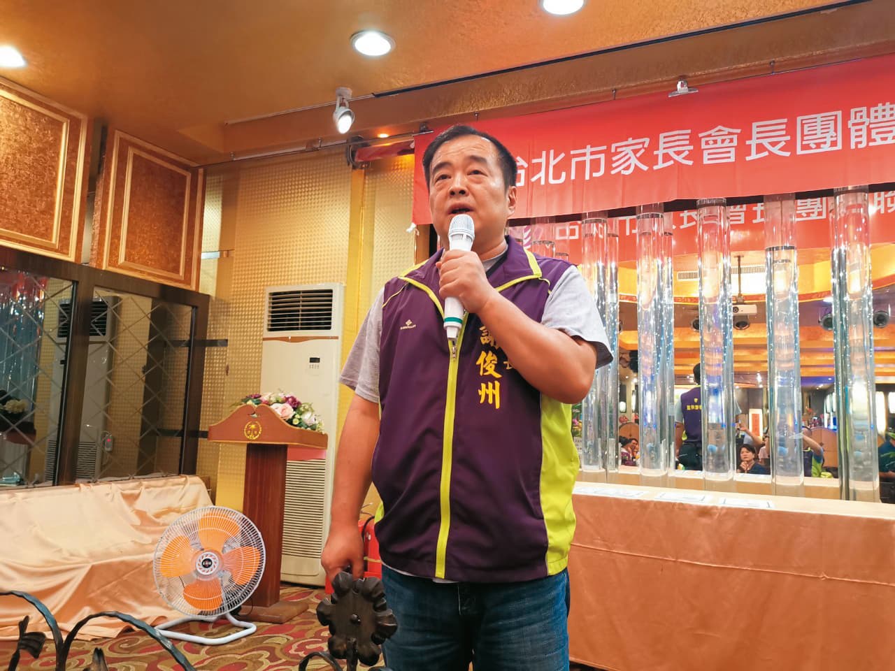 謝俊州曾任台北市家長會長團體聯盟總會長,自稱在教育界很吃得開。(翻攝台北市家長會長團體聯盟臉書)