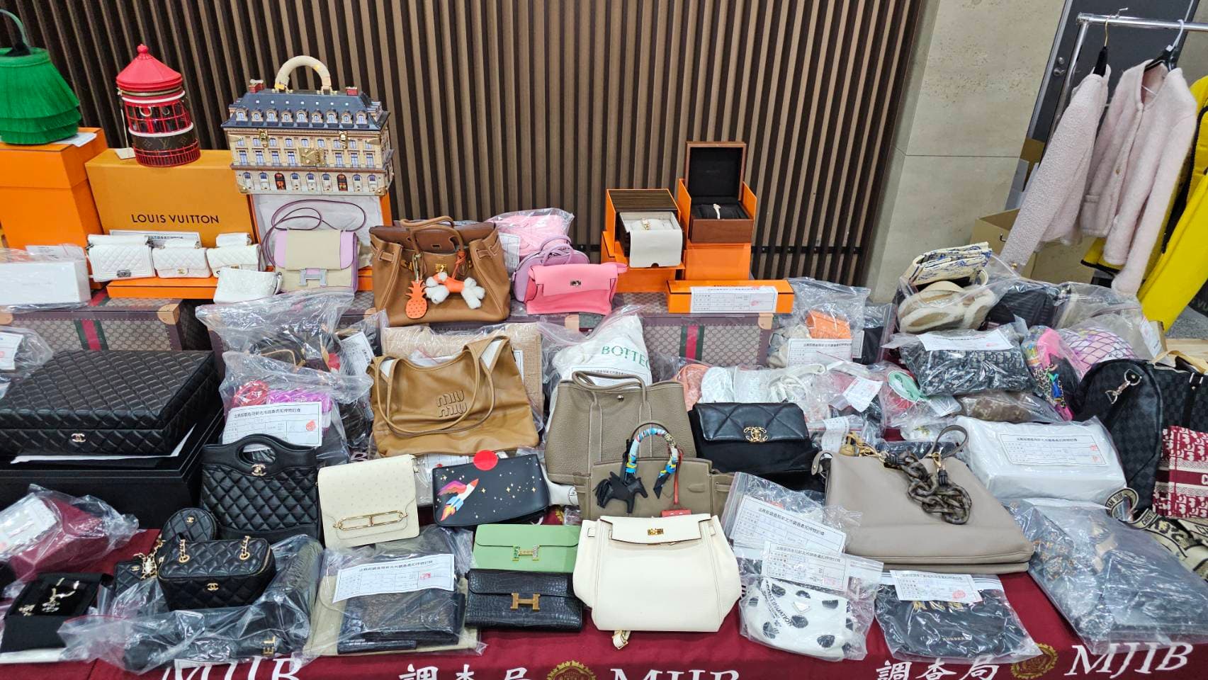 檢調偵辦台雅前董座遭詐案,已查扣近億元的愛馬仕、LV等名牌包、衣服、首飾、傢俱、腳踏車、名畫等高級精品,另查扣藍寶堅尼、Lexus LM等進口豪華轎車。(調查局提供)