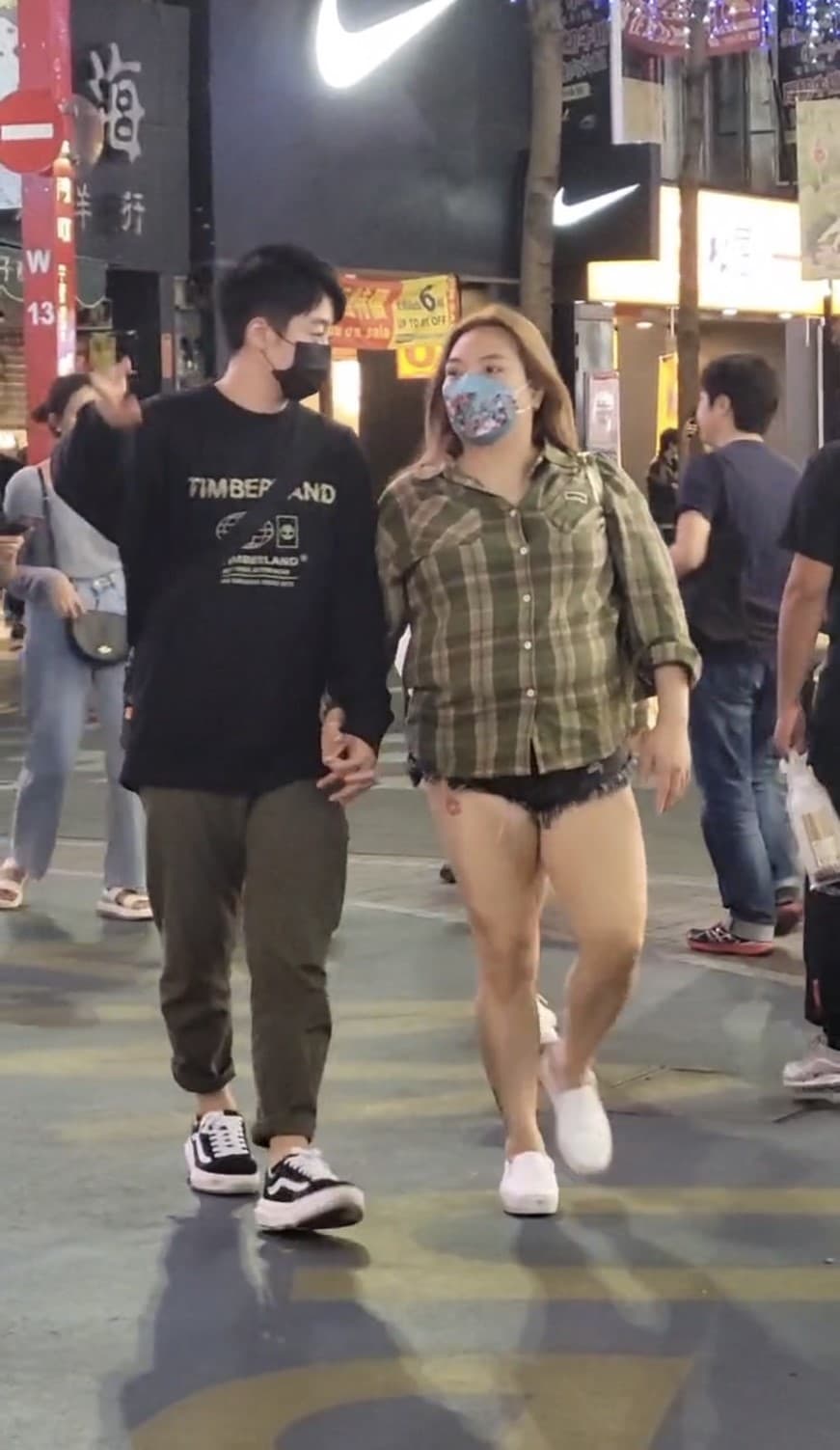 小甜甜戴著口罩依舊難掩熱戀模樣。(溫雅雯攝)