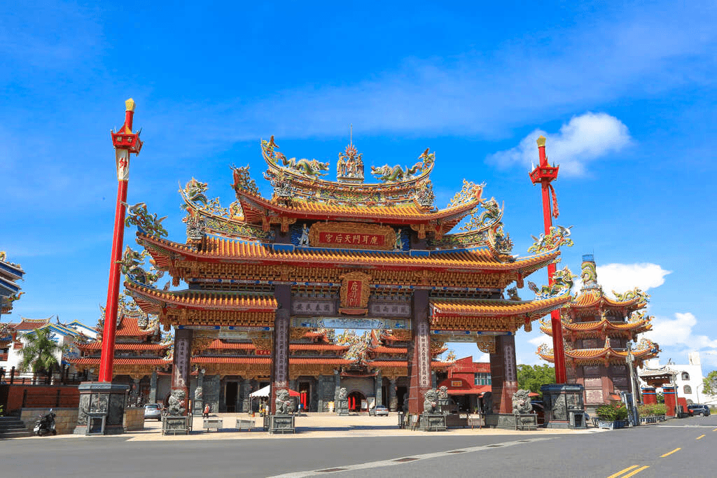 台南有許多色彩繽紛的古寺。(台南市政府提供)
