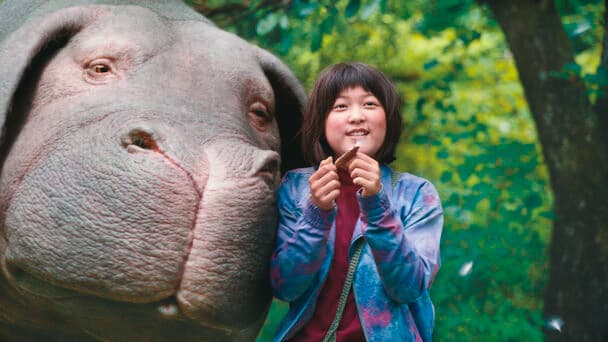奉俊昊執導電影《玉子》中的新奇生物玉子,由他與生物設計師張熙喆攜手打造。(Netflix提供)