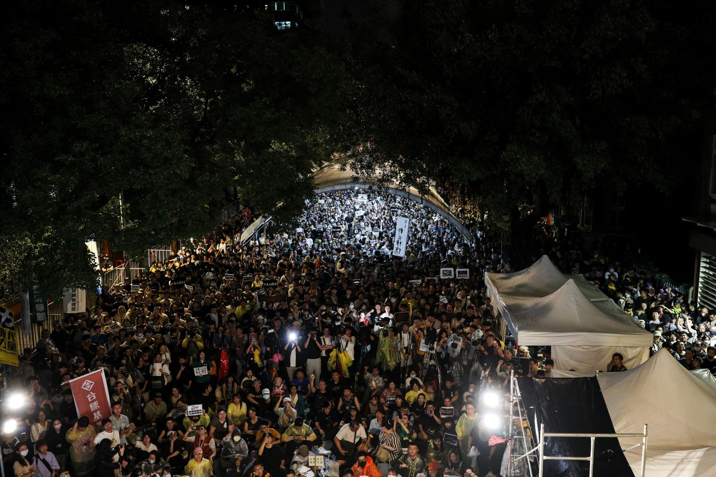立法院今(21)日續審藍白國會改革方案,場外抗議審查過程違背民主程序的群眾晚間湧入逾萬人。