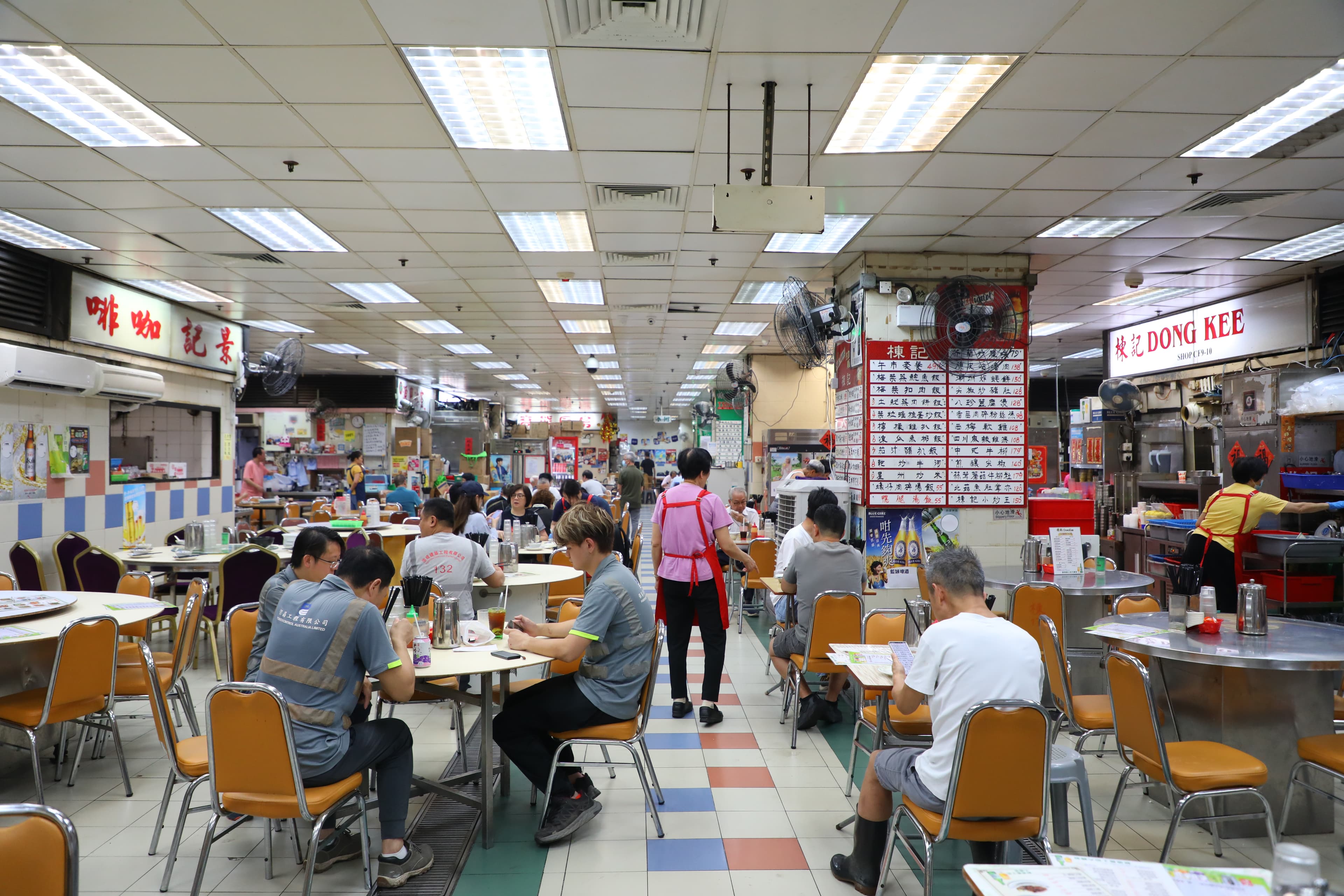 位於上環市政大廈熟食中心的「棟記飯店」,已開業超過70年,是港島的老字號大排檔。