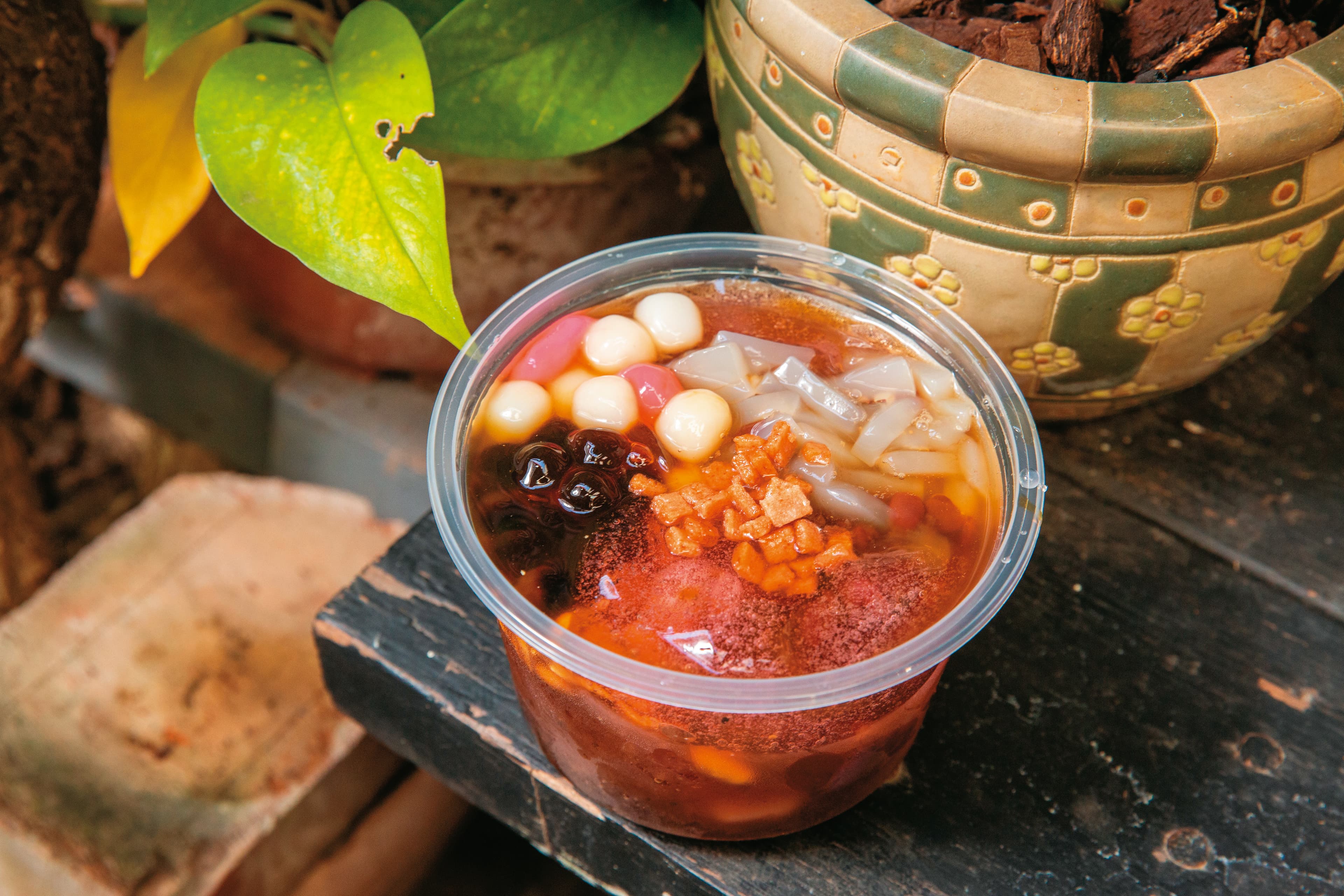 經典老四川冰粉的紅糖水甜而不膩,除了湯圓、珍珠等配料,其中切成小塊的山楂餅吃起來酸甜,口感更豐富。(60元/碗)
