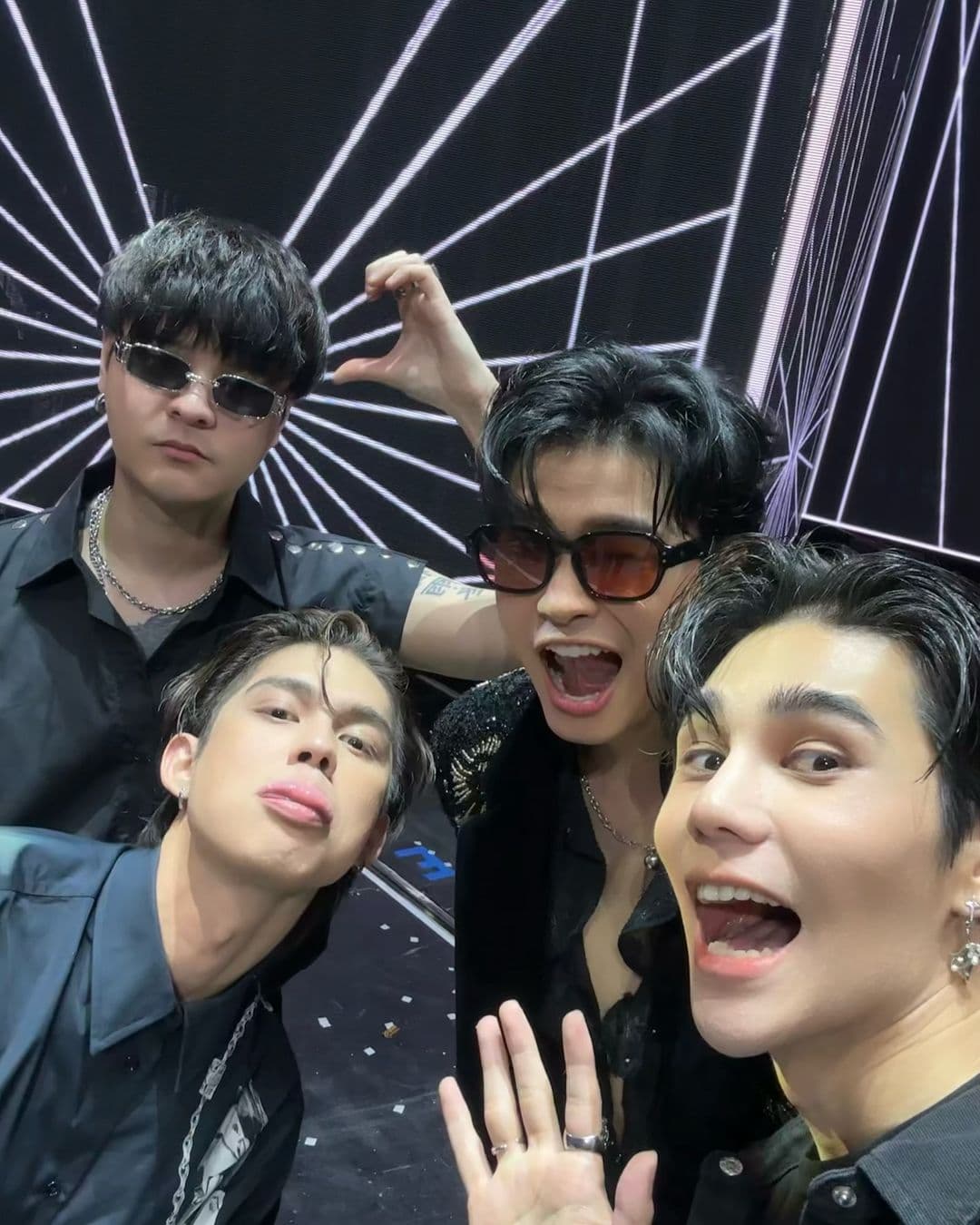 羅杰夫合作過許多歌手,最近他與The TOYS(後左)、Bright(前左)、Nont Tanont(右二)一起開了「The Kingdoms」演唱會。(翻攝羅杰夫IG)