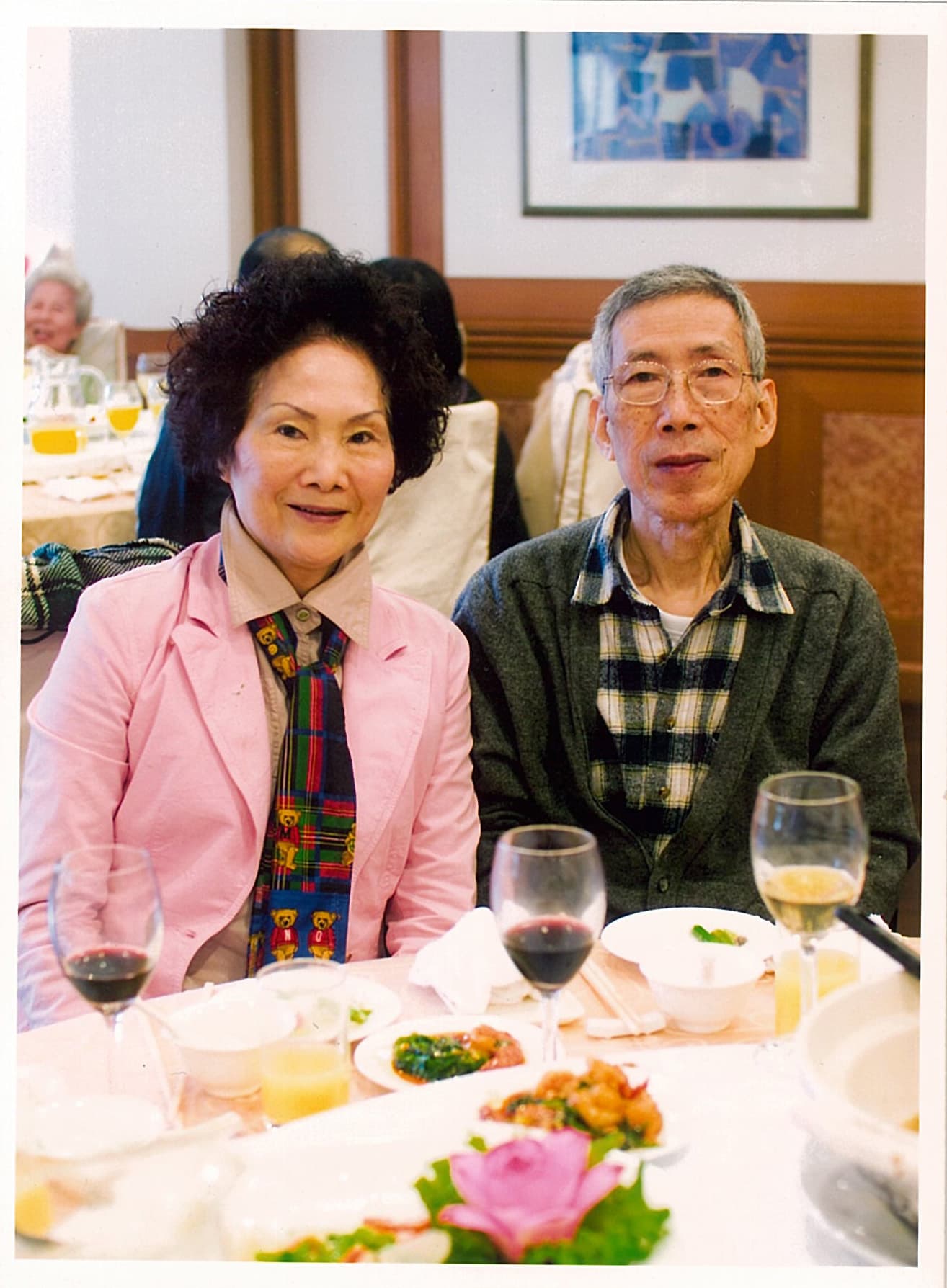 已故上揚唱片創辦人林敏三(右)出身大同林家,夫人張碧(左)也是望族,1960年代,二人先開設「光陽電器行」,販售冰箱、電視、洗衣機、音響等家電用品,客層都是口袋夠深的上流人士。(上揚唱片提供)