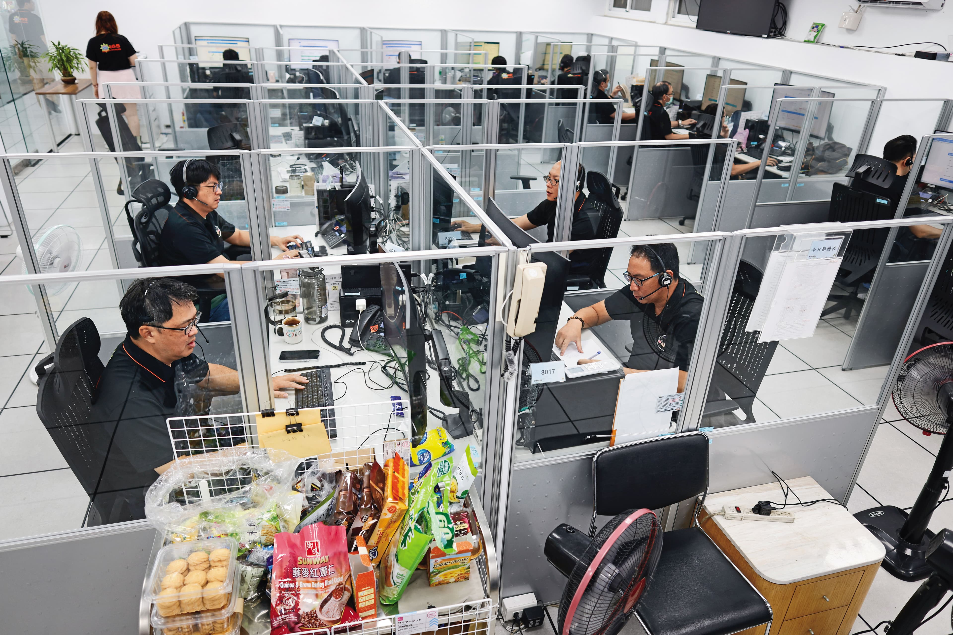 165專線目前由40多名員警全年無休、24小時輪班接聽電話。