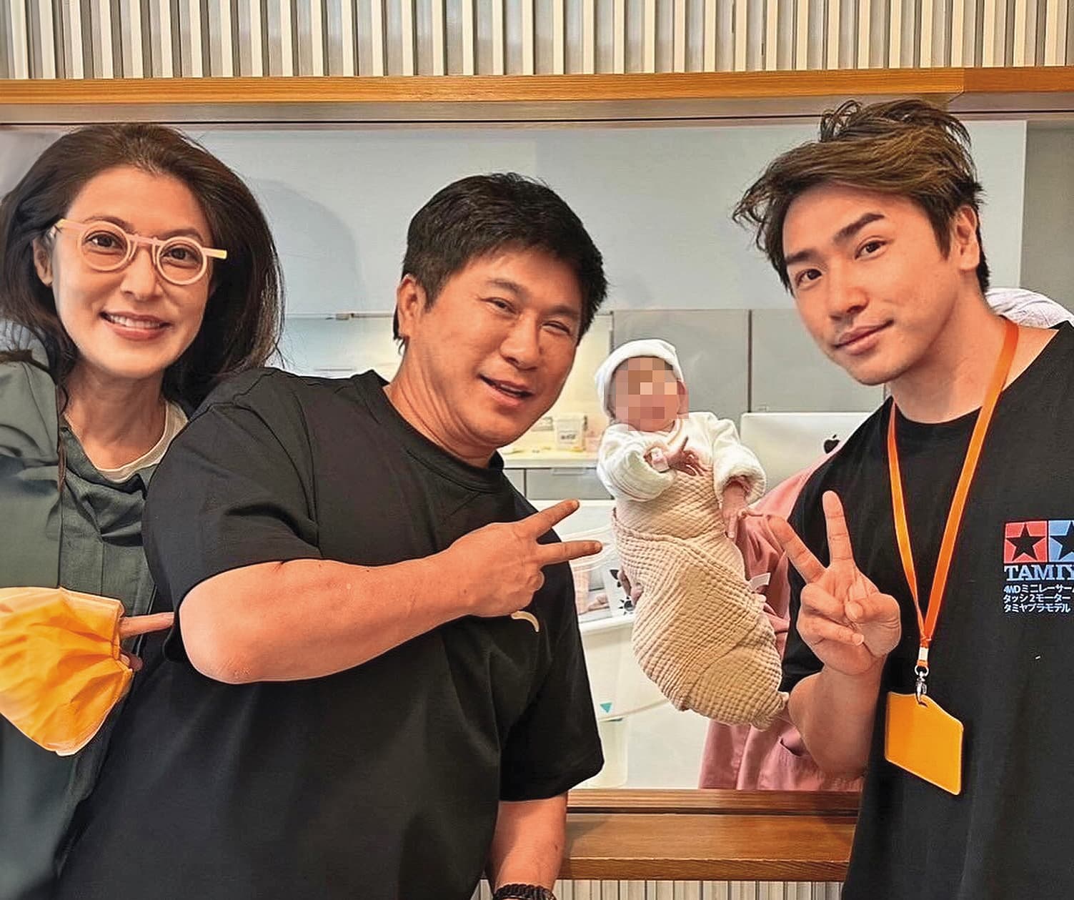 歐弟(右)去年和二婚妻生下女兒,加上前一段婚姻,讓他成為多產的三寶爸。中為胡瓜、左為丁柔安。(翻攝自歐弟IG)