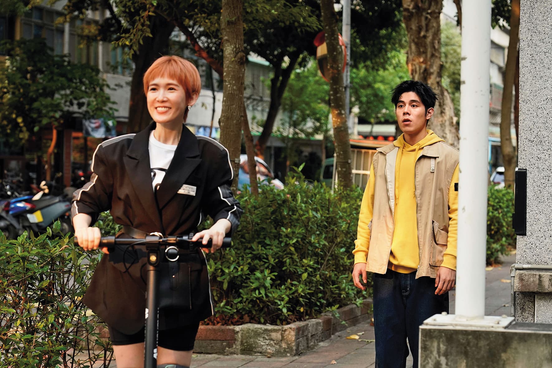 孫可芳(左)飾演何百芮的閨密、肉食女克拉拉,詹懷雲(右)則飾演何百芮的傻氣弟弟何萬生。